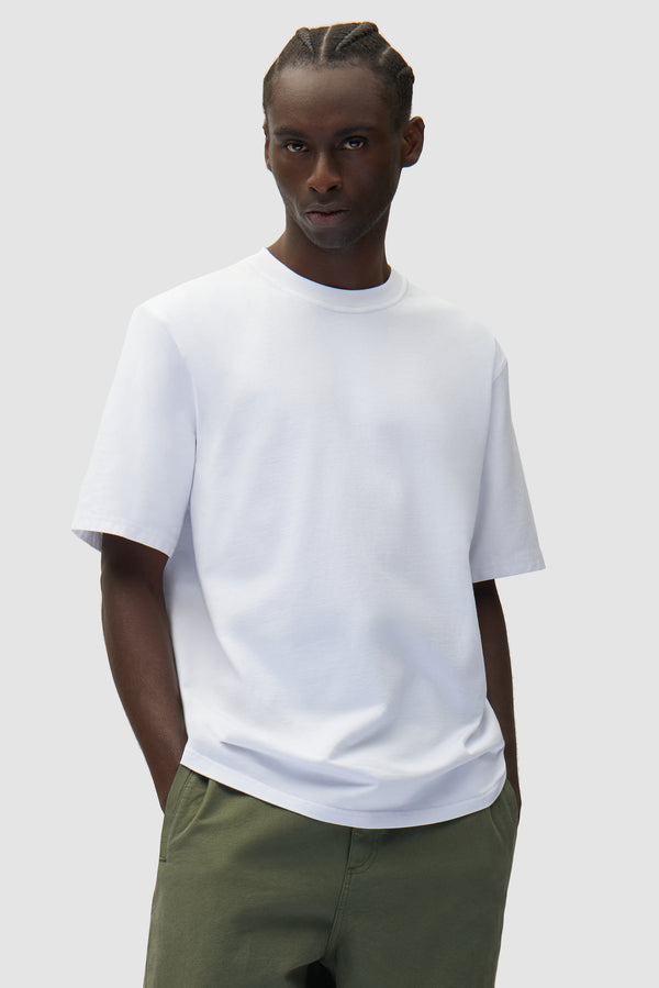 T-shirt imprimé découpé en blanc porté par un mannequin, vue de face à mi-corps