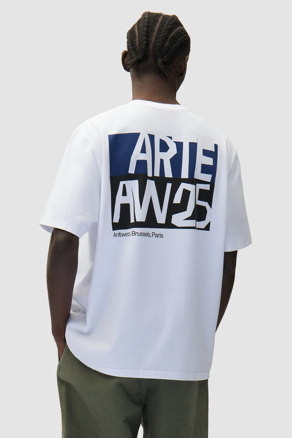 T-shirt imprimé découpé en blanc porté par un mannequin, vue de dos à mi-corps