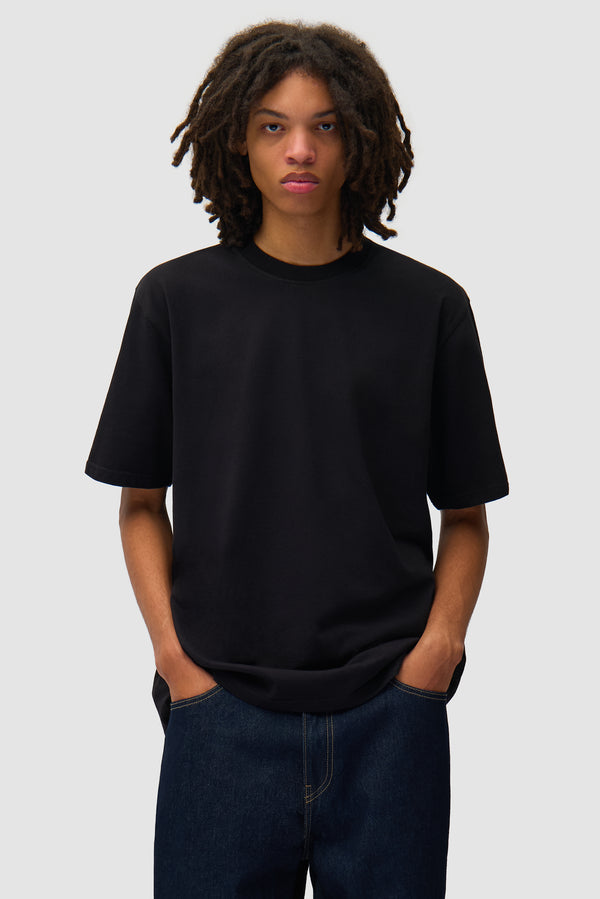 Arte Together T-shirt en noir porté par un mannequin, vue de face à mi-corps