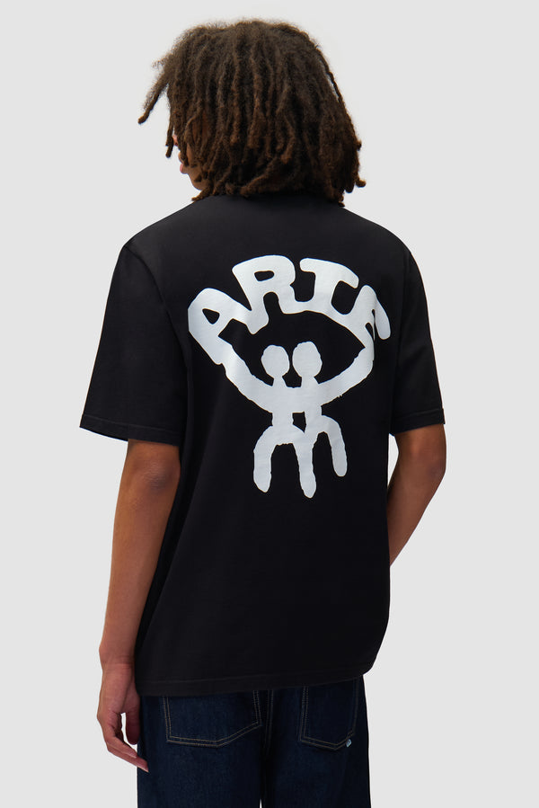 Arte Together T-shirt en noir porté par un mannequin, vue de dos à mi-corps