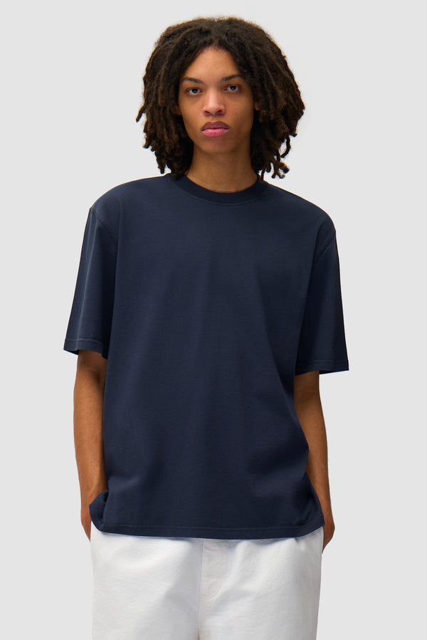 T-shirt Arte Together en marine porté par un mannequin, vue de face à mi-corps