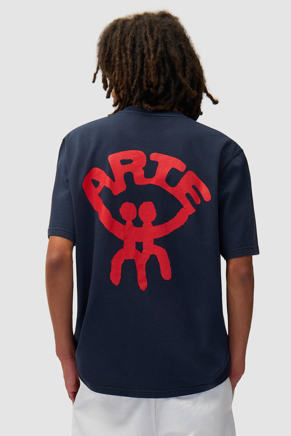 T-shirt Arte Together en marine porté par un mannequin, vue de dos à mi-corps