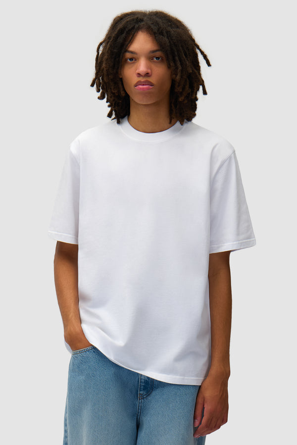 Arte Together T-shirt en blanc porté par un mannequin, vue de face à mi-corps