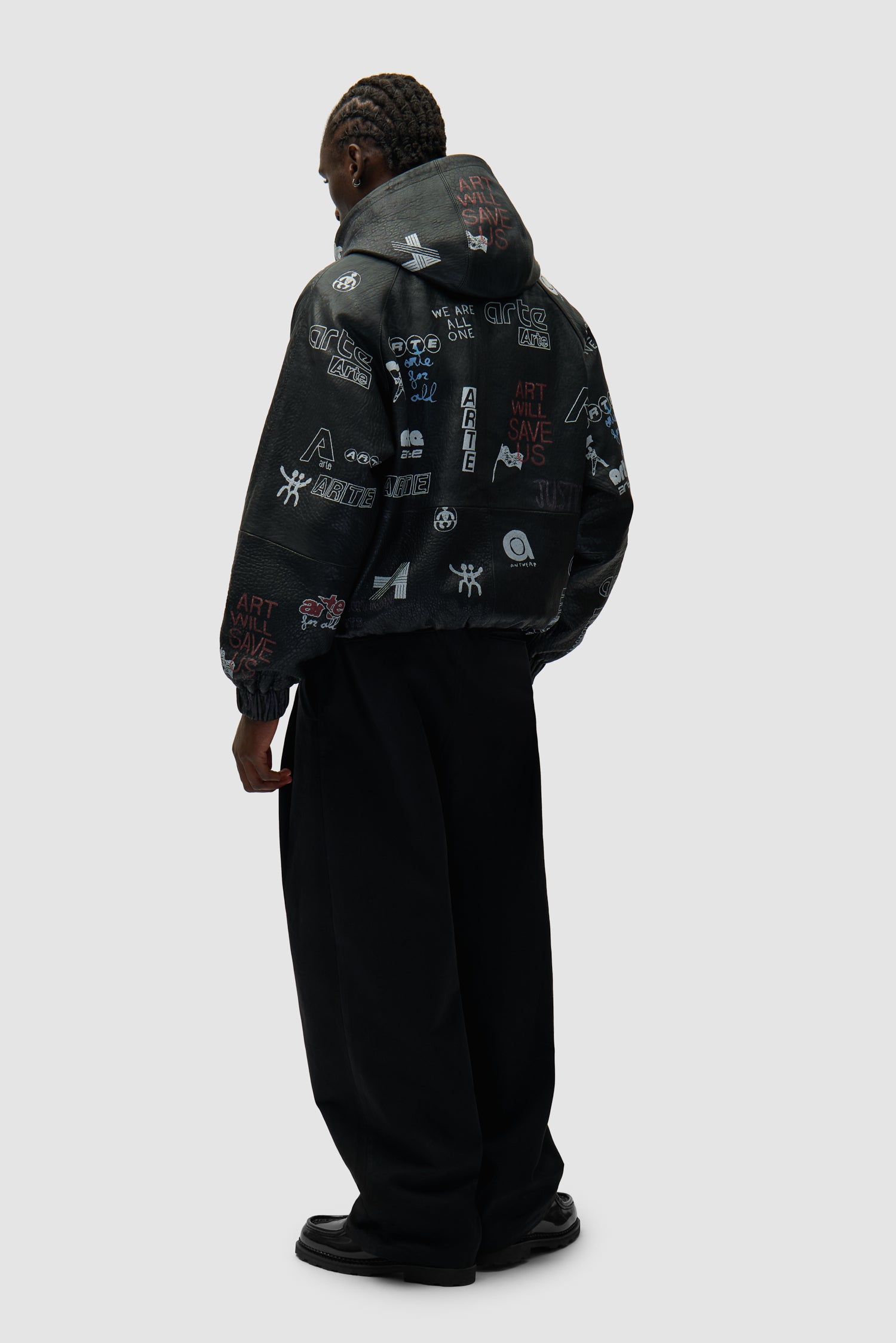 Veste en cuir noir intégral portée par un mannequin, vue arrière en pied