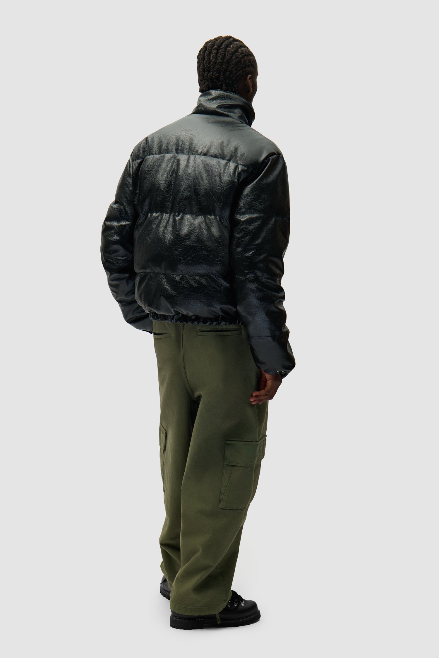 Doudoune à col montant noire portée par un mannequin, vue arrière intégrale