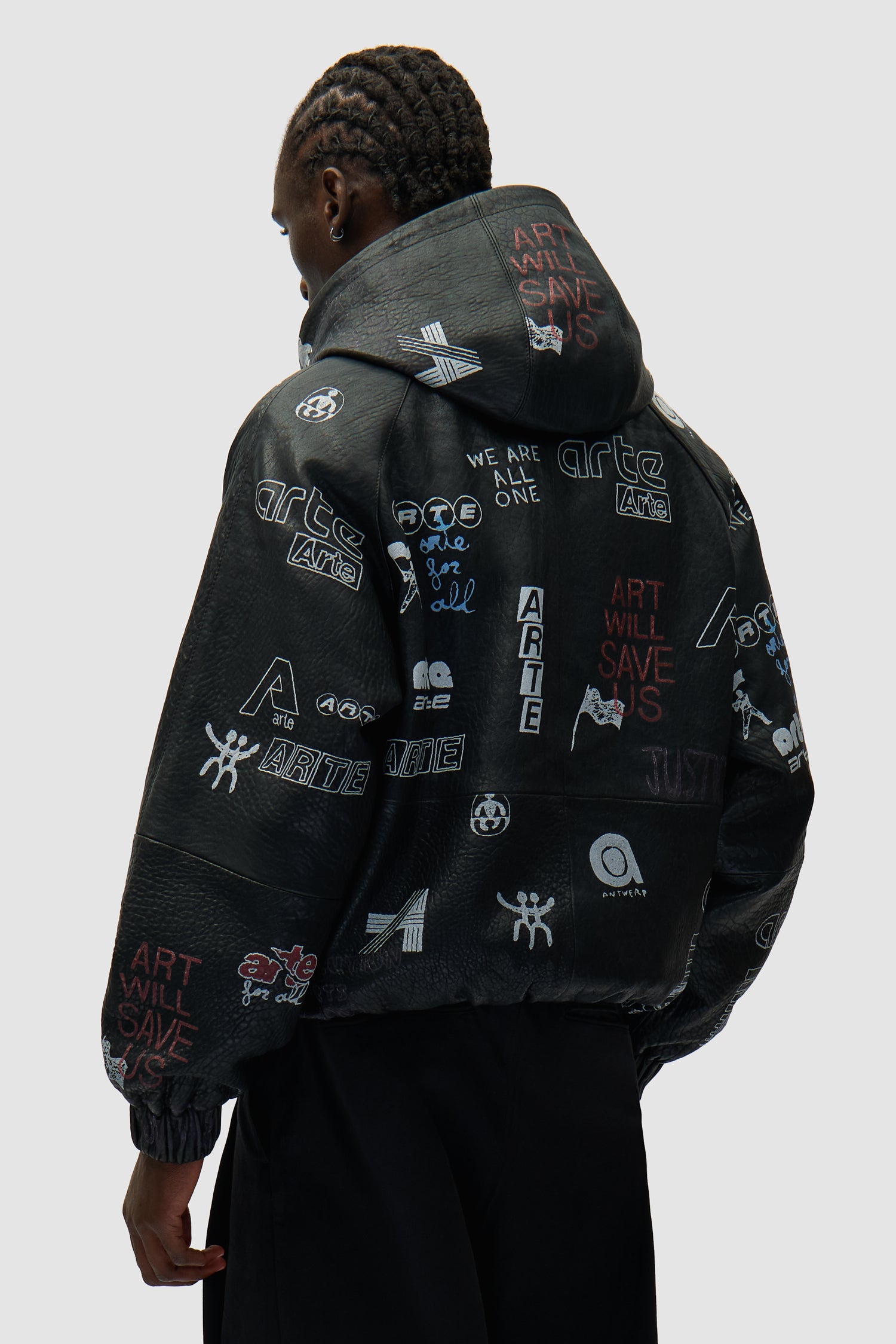 Veste en cuir noir portée par un mannequin, vue de dos à mi-corps