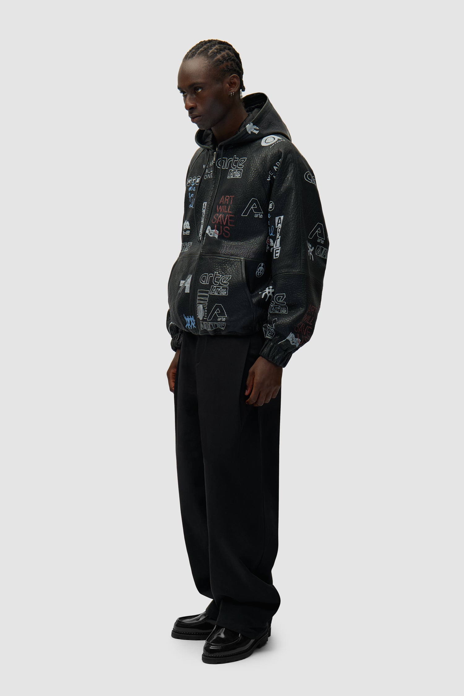 Veste en cuir noir portée par un mannequin, vue de profil en pied