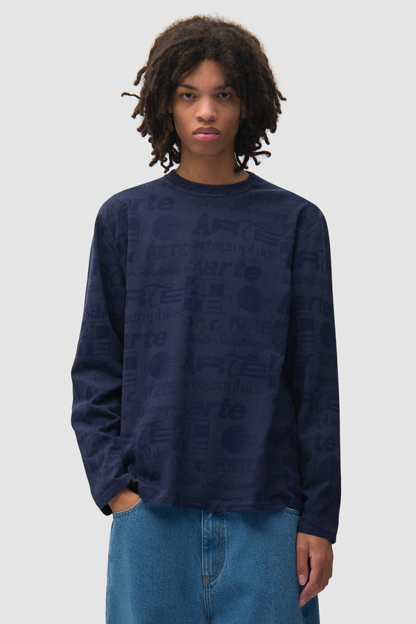Polygraphic Longsleeve in Navy/Black worn by a model, half-body front view