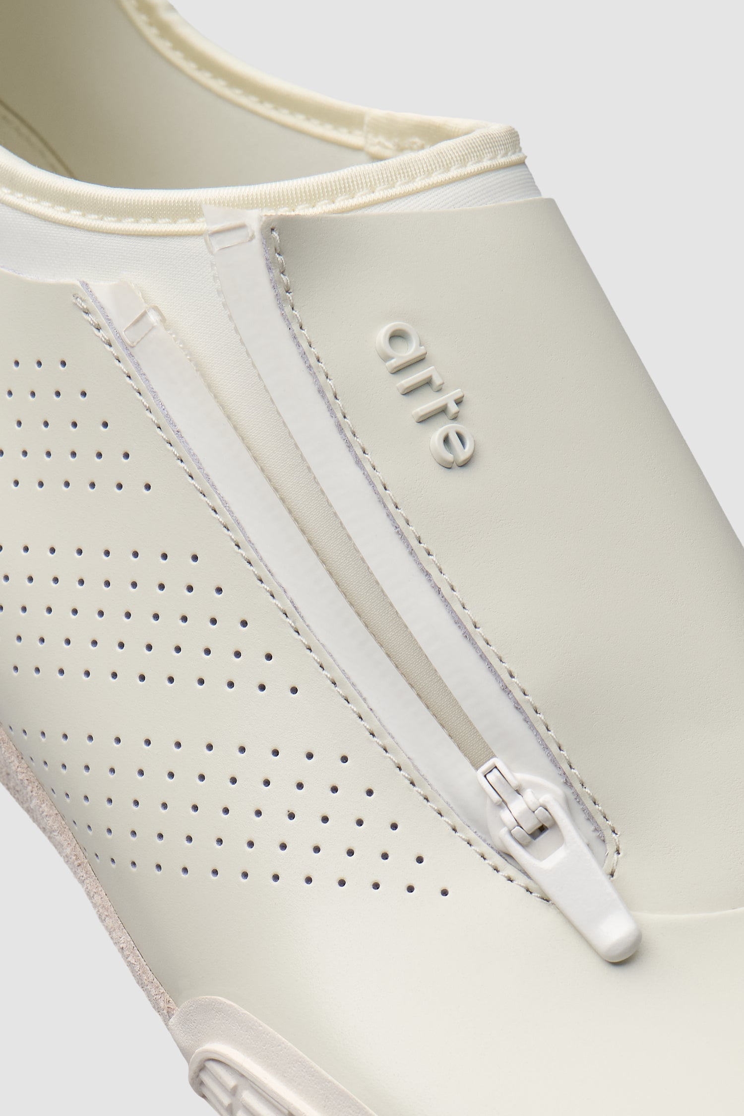 Arte pour adidas Trivela en blanc cassé, voir