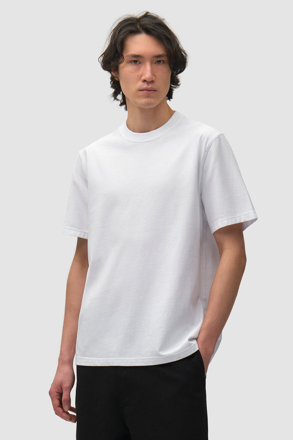 아르테 T-shirt in White worn by a model, half-body front view