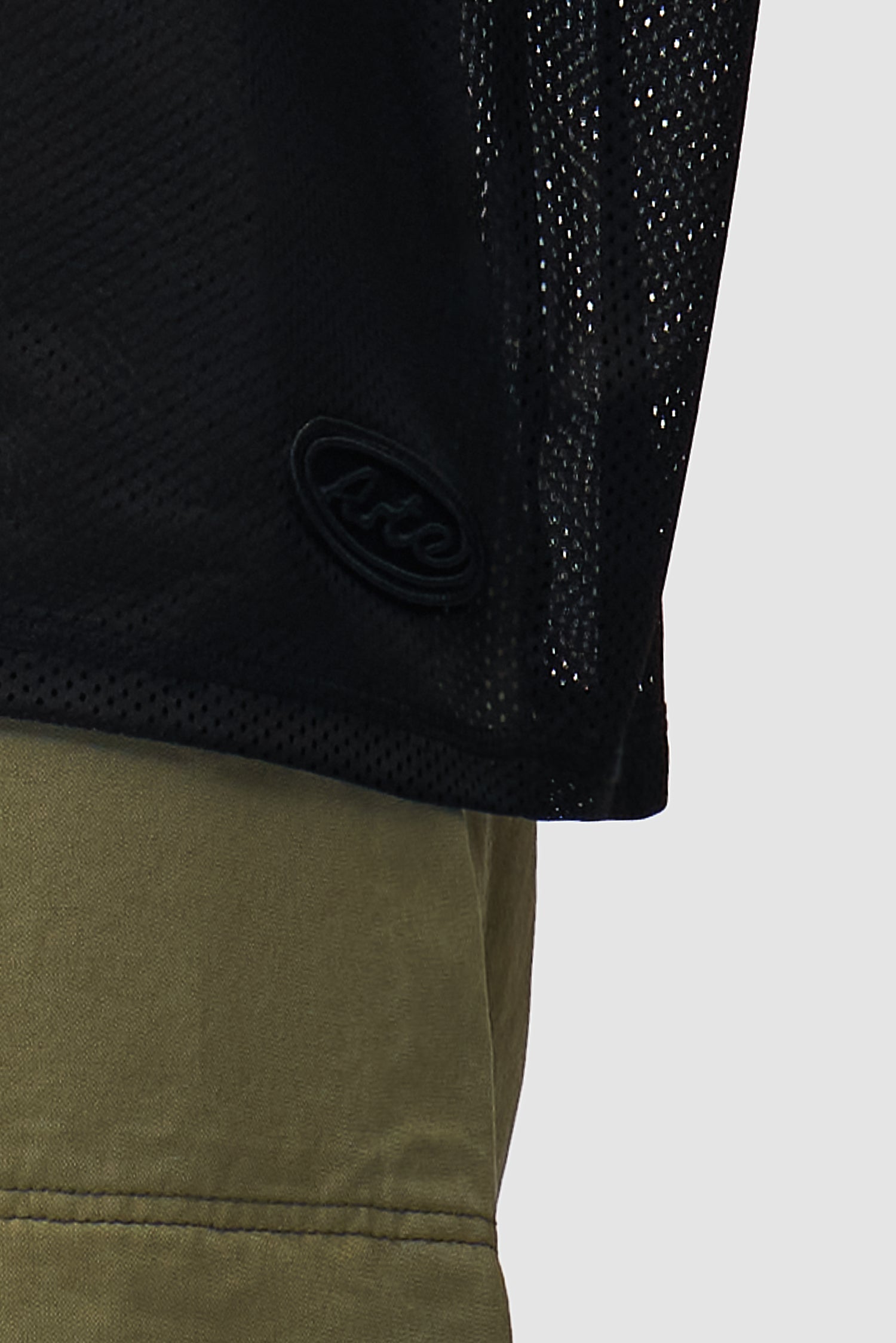 Vue détaillée du t-shirt Multi Mesh noir, avec logo