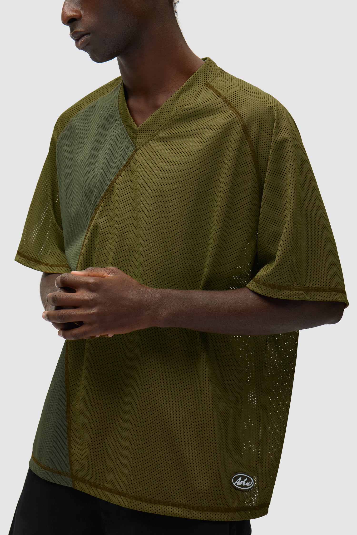 T-shirt Multi Mesh vert porté par un mannequin, vue de profil à mi-corps