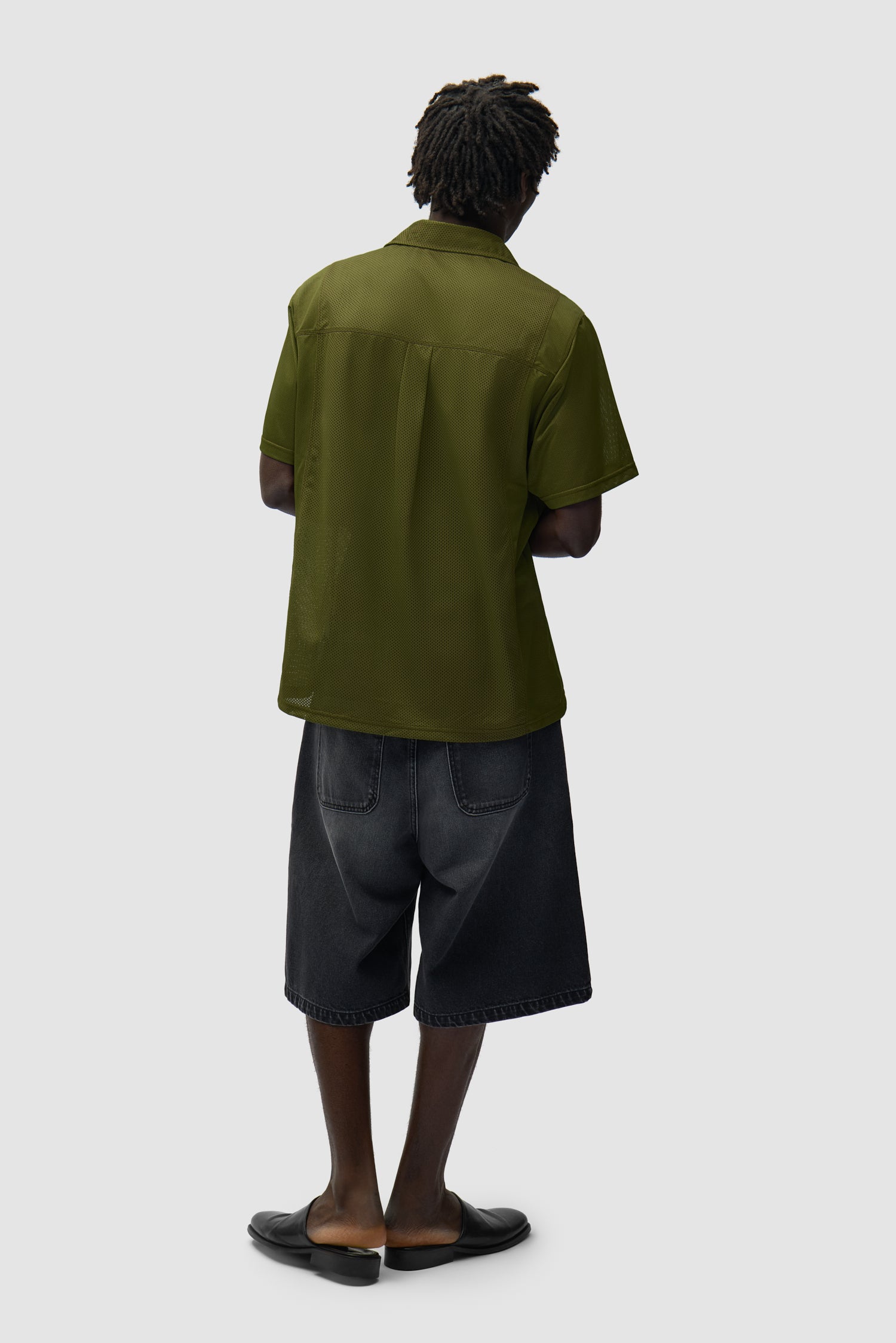 Chemise en maille verte portée par un mannequin, vue arrière intégrale