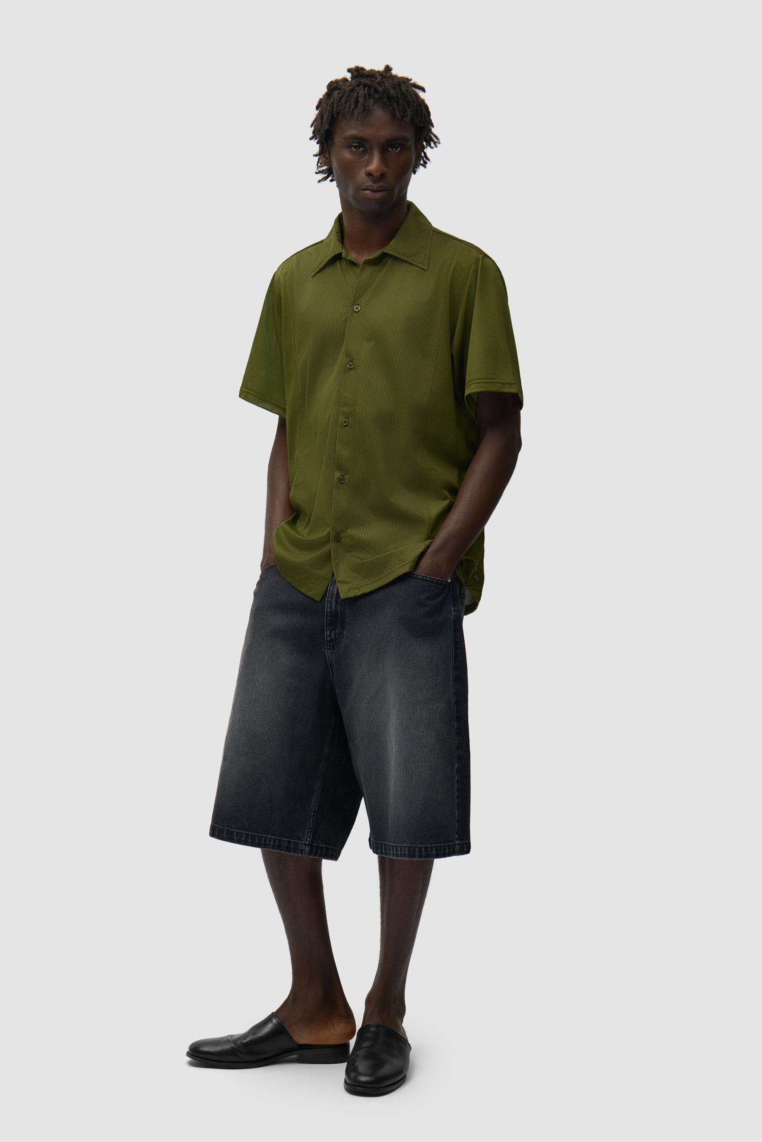 Chemise en maille verte portée par un mannequin, vue de face en pied