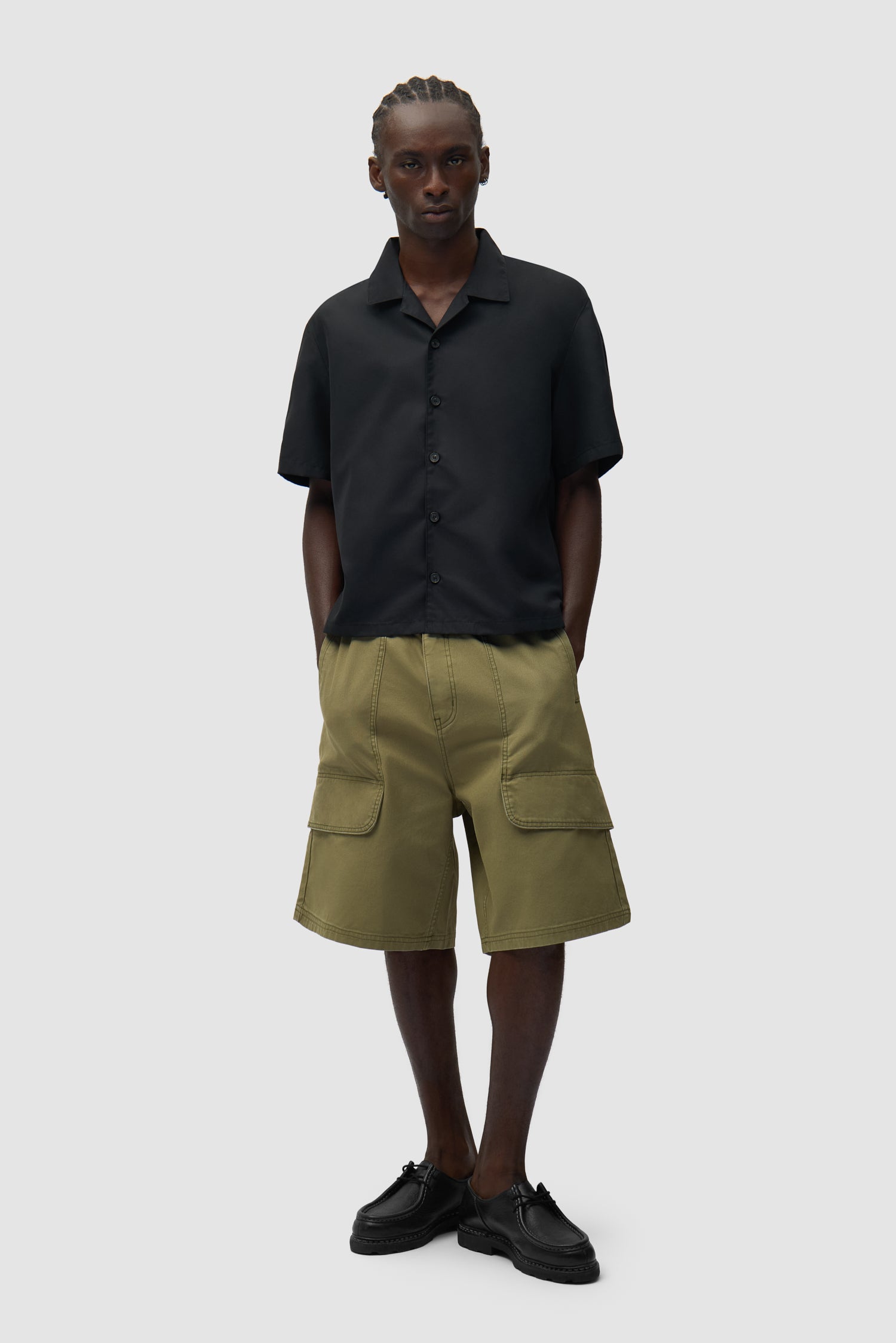 Chemise en lin et nylon noire portée par un mannequin, vue de face en pied