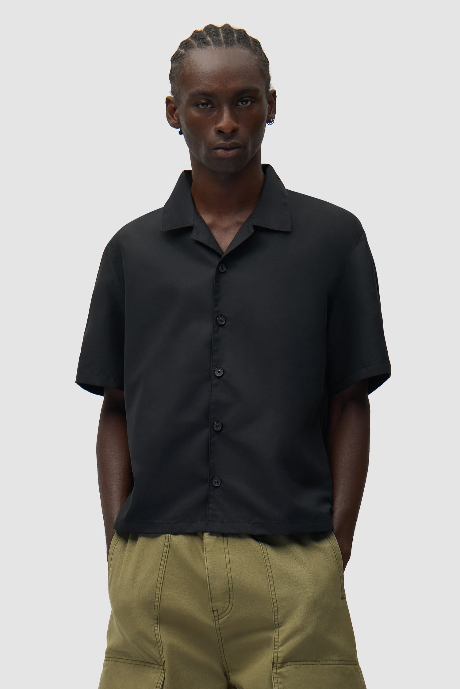 Chemise en lin et nylon noire portée par un mannequin, vue de dos à mi-corps