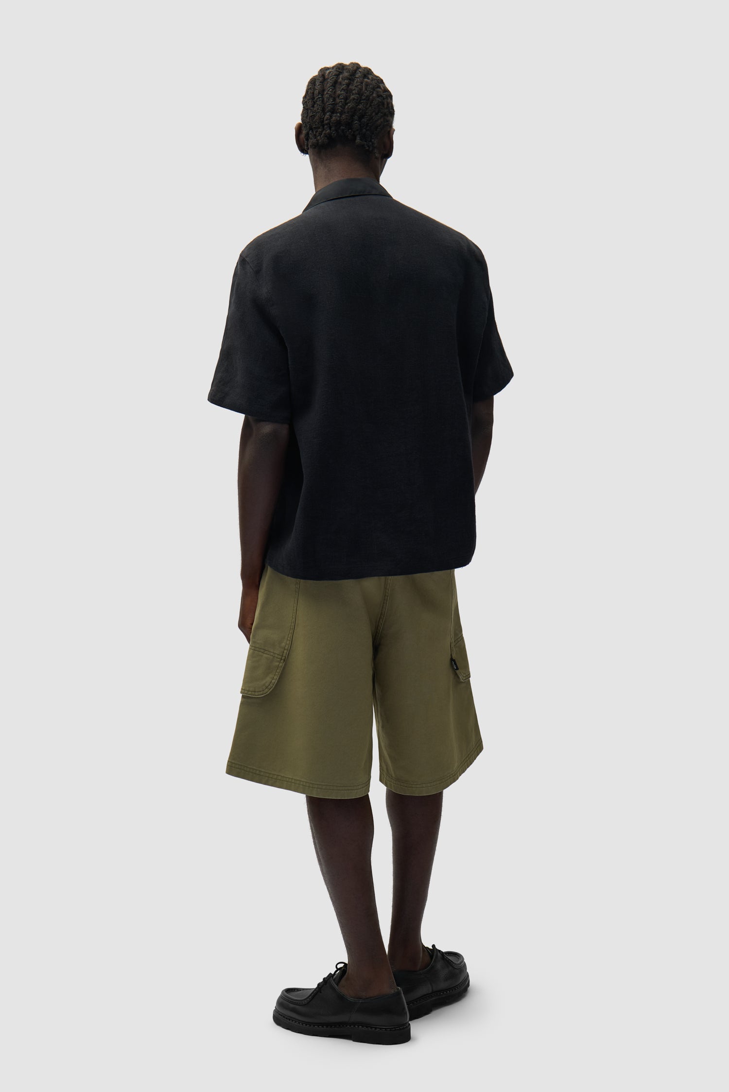 Chemise en lin et nylon noire portée par un mannequin, vue arrière intégrale