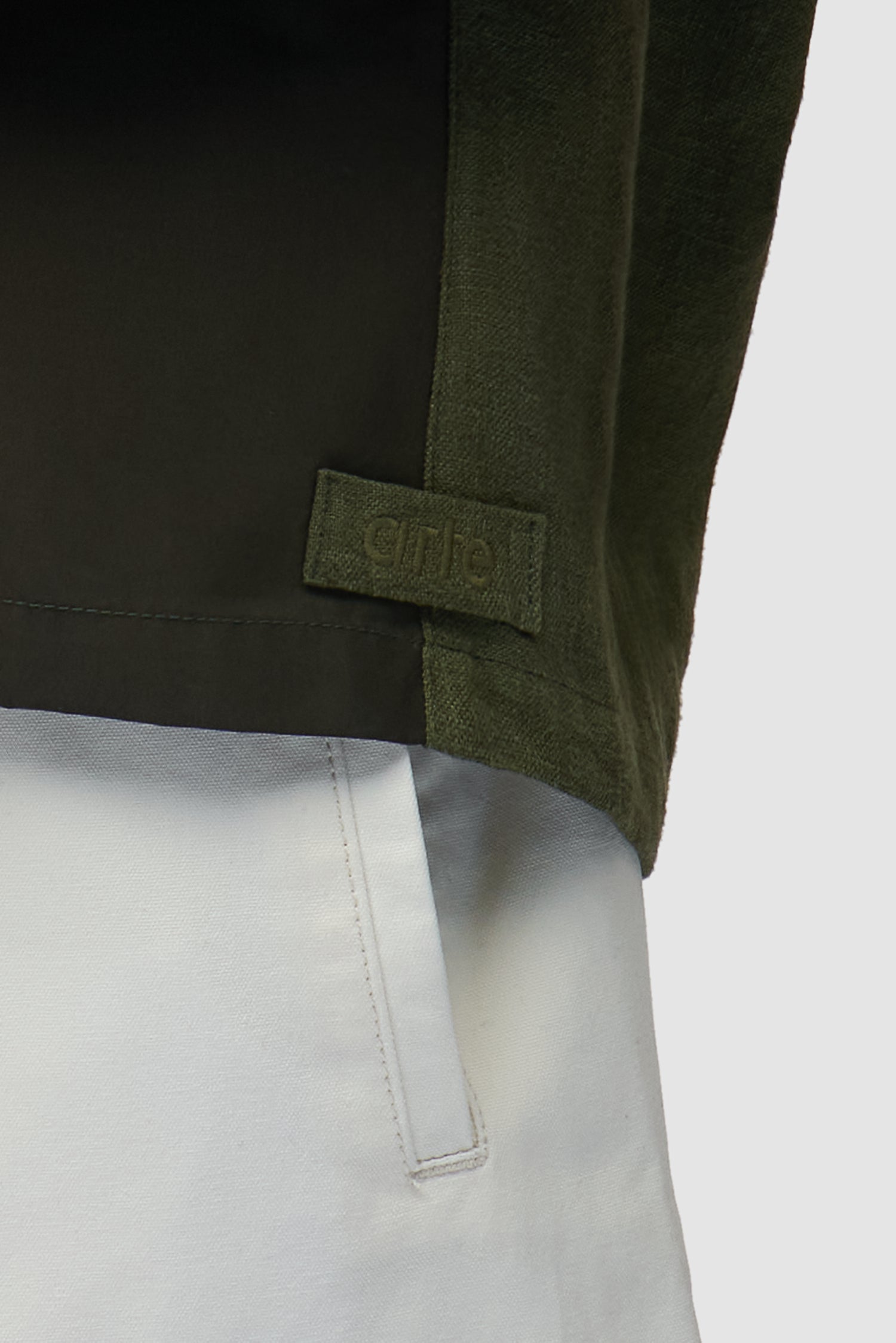 Vue détaillée de la chemise en nylon et lin vert, avec logo sur le devant