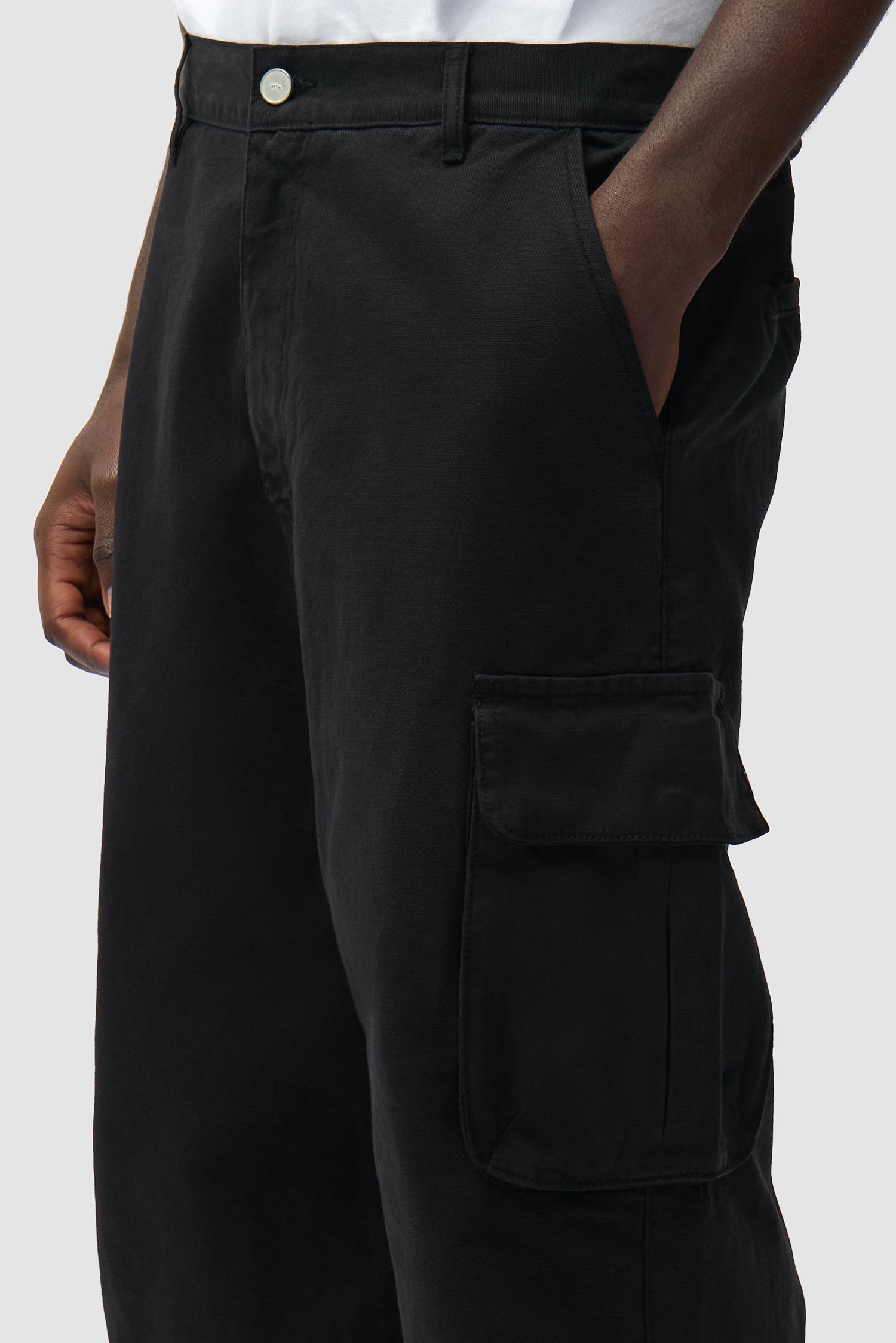 Pantalon Cargo Ribstop noir porté par un mannequin, vue de profil en pied