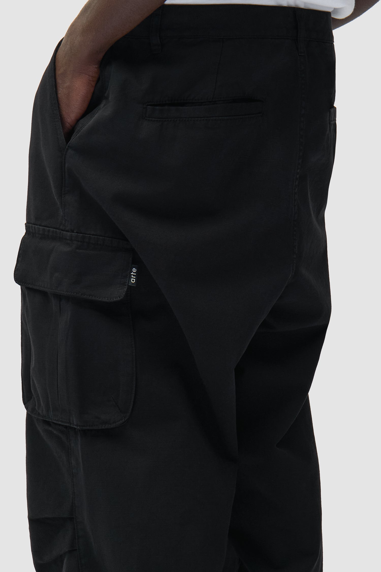 Pantalon Cargo Ribstop noir porté par un mannequin, vue de face en pied