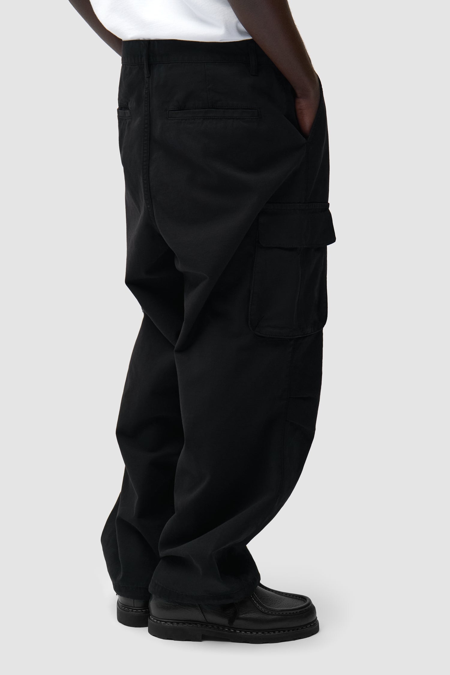 Pantalon Cargo Ribstop noir porté par un mannequin, vue de dos à mi-corps