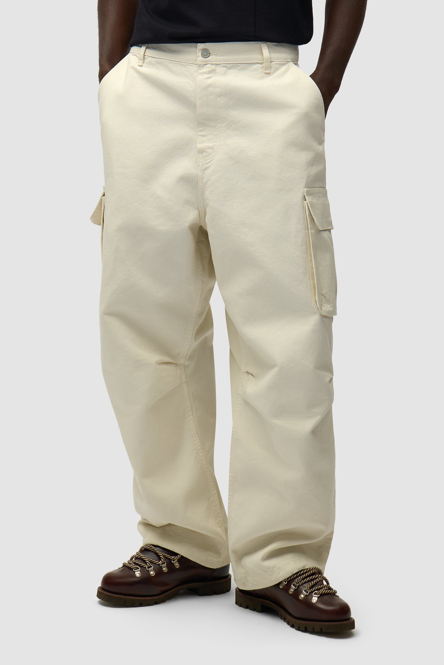 Pantalon Cargo Ribstop couleur crème porté par un mannequin, vue de face à mi-corps