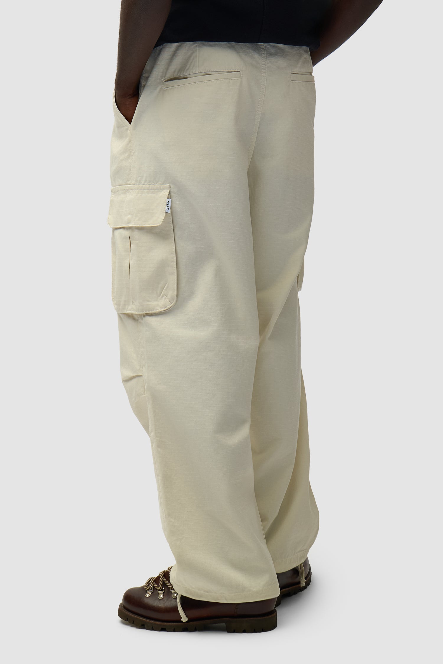 Pantalon Cargo Ribstop couleur crème porté par un mannequin, vue arrière à mi-corps