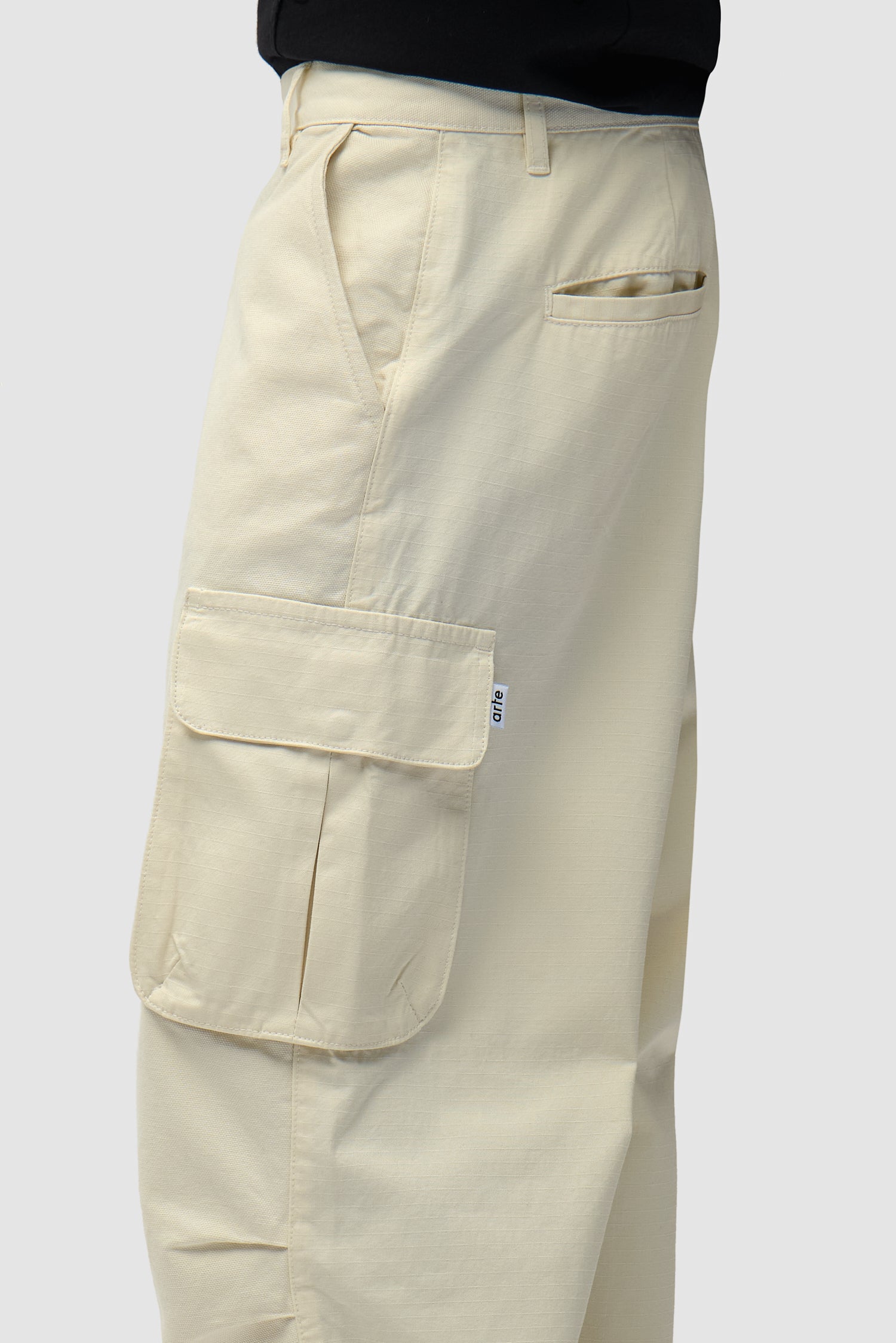 Vue détaillée du pantalon Cargo Ribstop couleur crème, avec logo