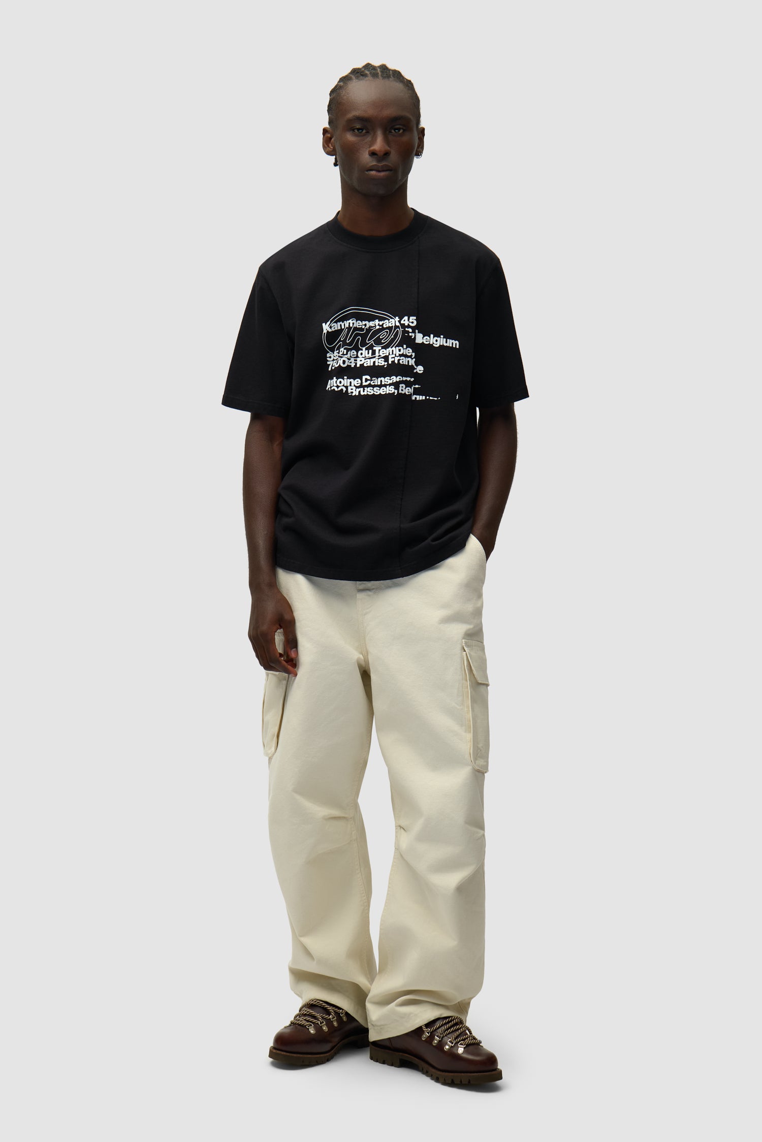 Pantalon Cargo Ribstop couleur crème porté par un mannequin, vue de face en pied