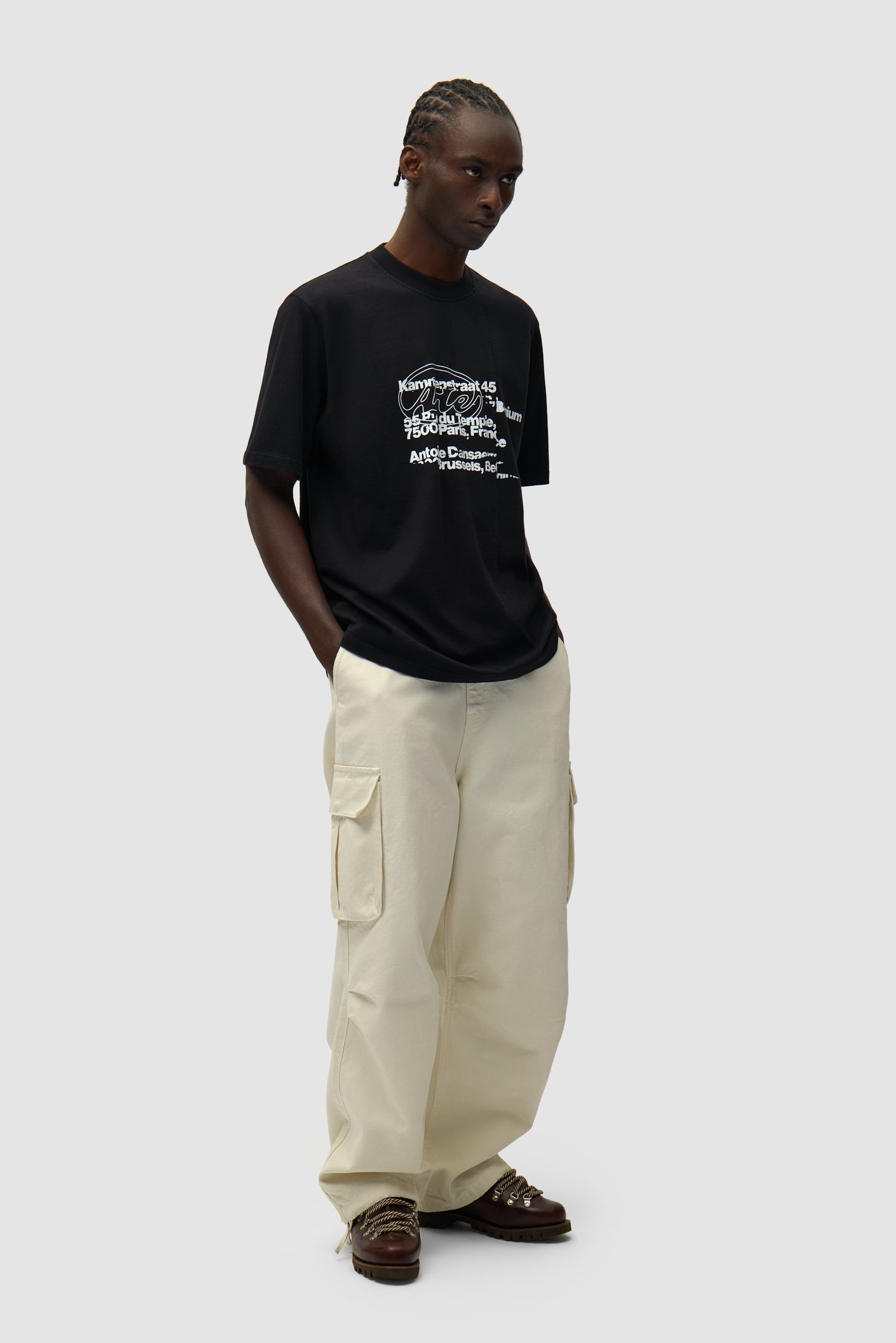 Pantalon Cargo Ribstop couleur crème porté par un mannequin, vue de profil en pied