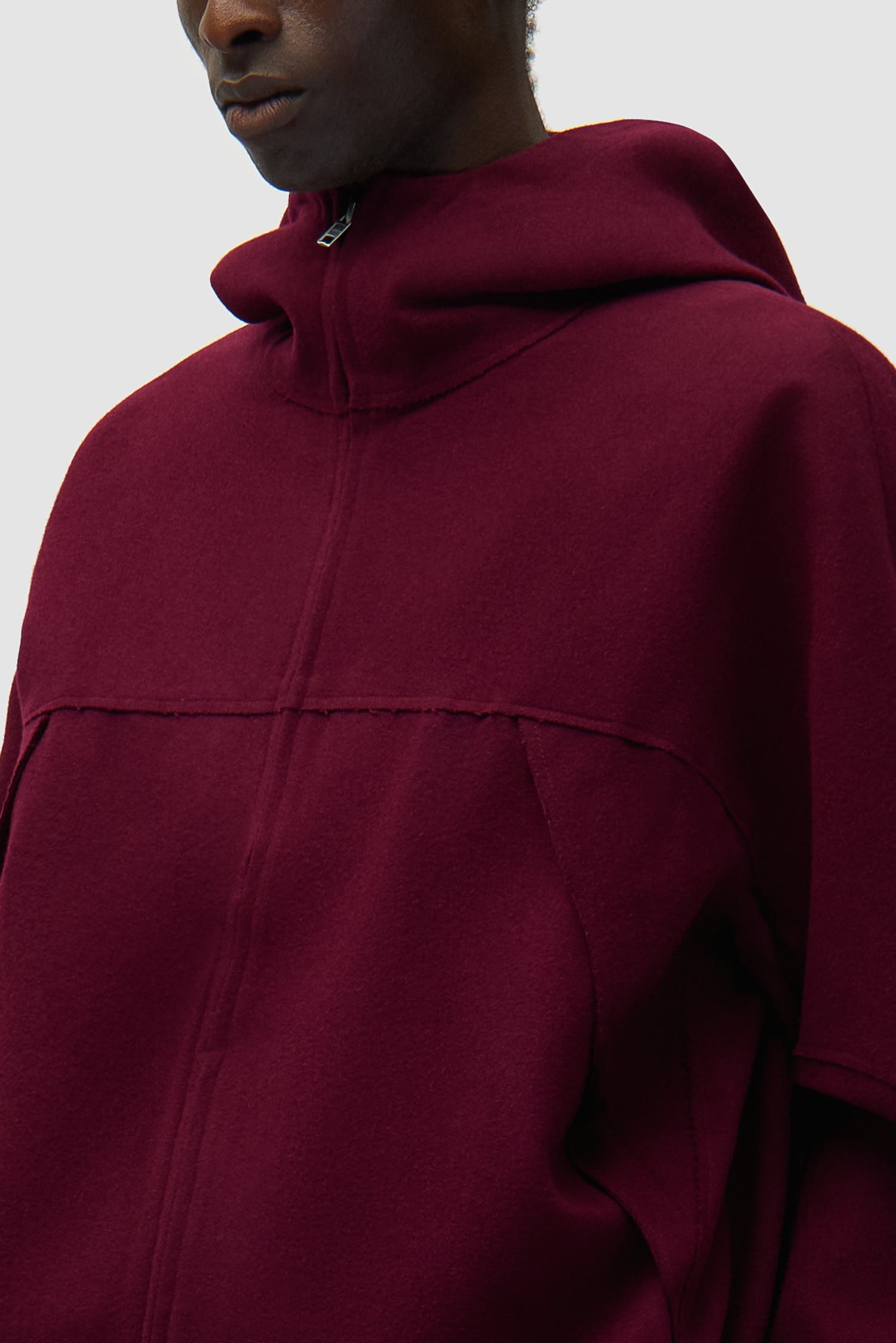 Vue détaillée de la veste technique en laine bordeaux, avec logo