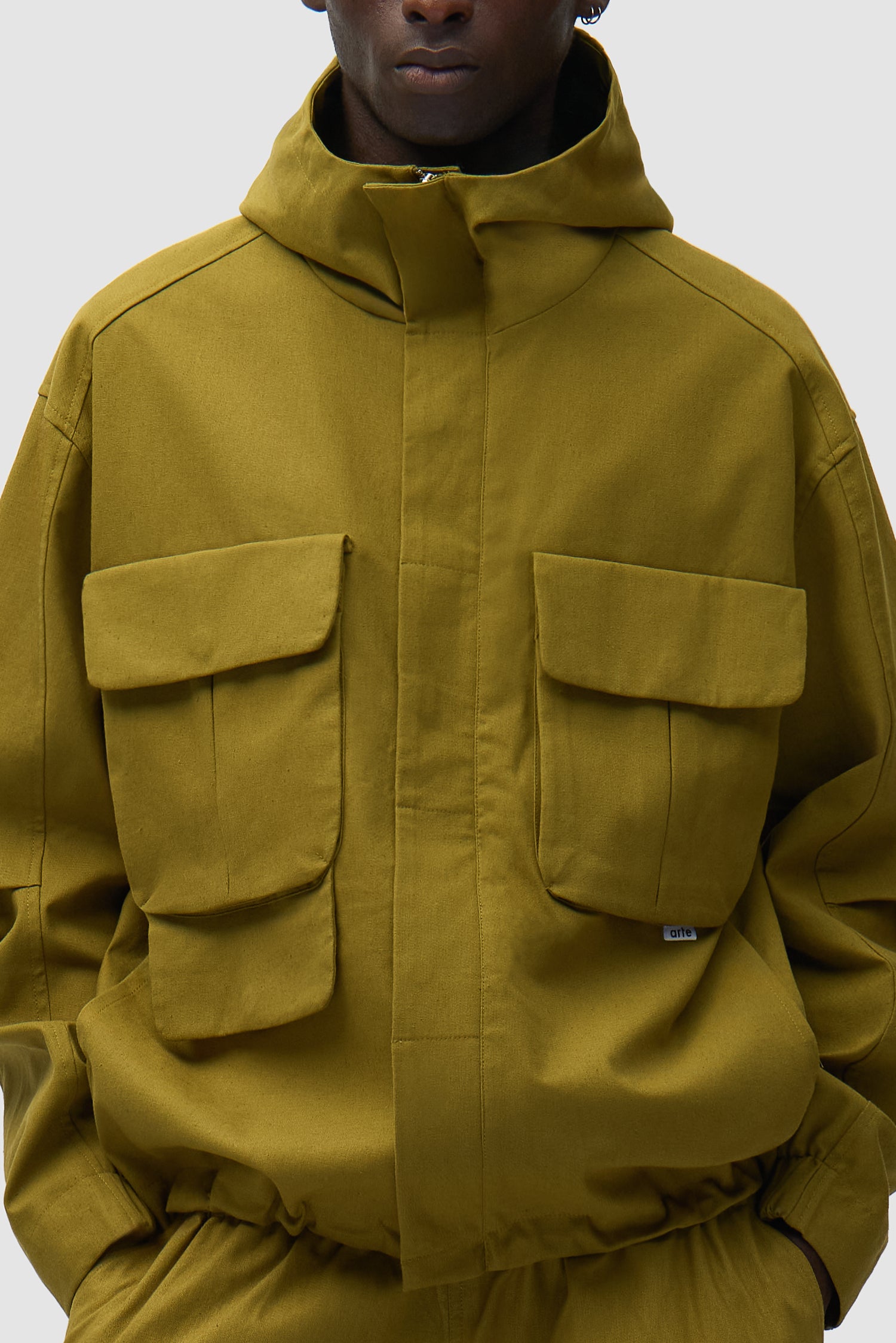 Vue détaillée de la veste technique en lin verte, avec logo