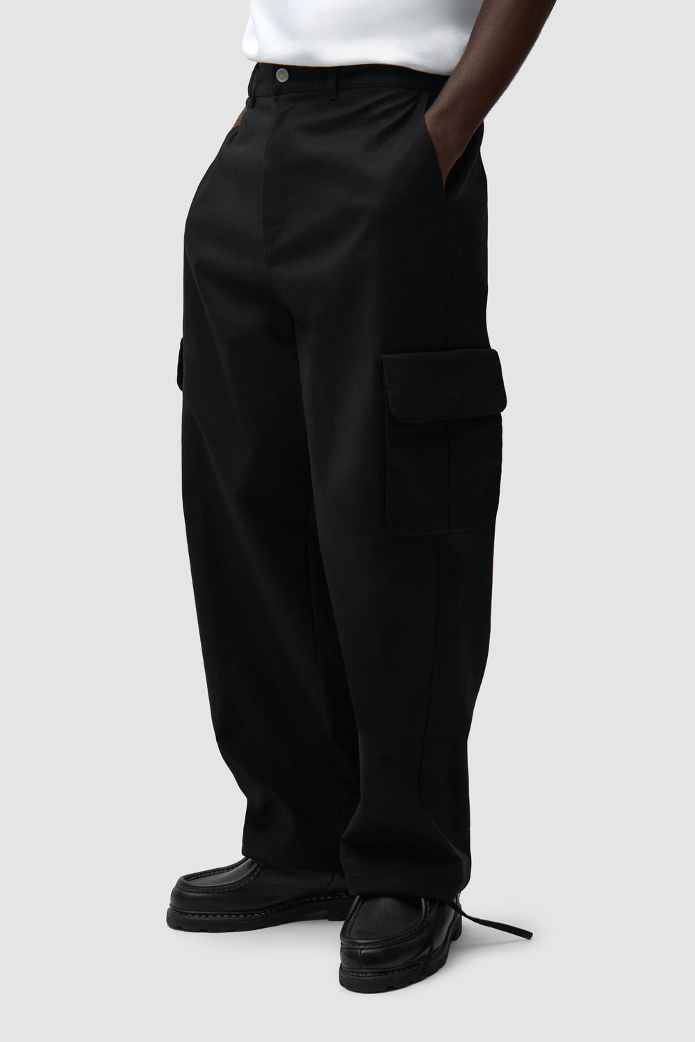 Pantalon cargo en lin noir porté par un mannequin, vue de face en demi-corps