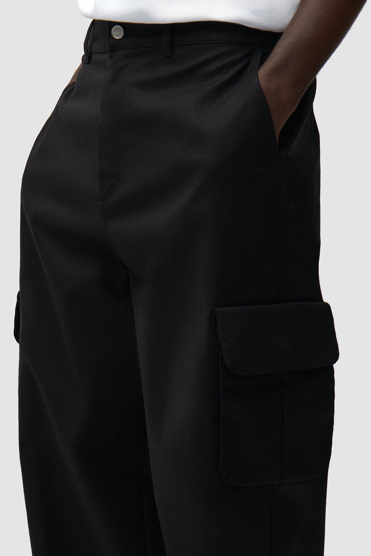 Pantalon cargo en lin noir porté par un mannequin, vue arrière intégrale