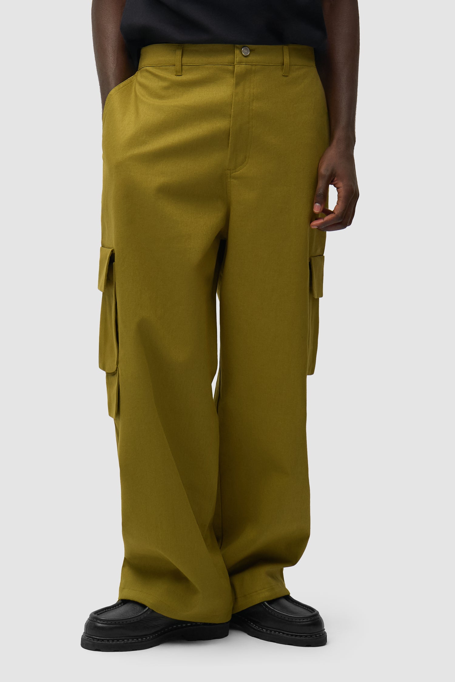 Pantalon cargo en lin vert porté par un mannequin, vue de face en demi-corps