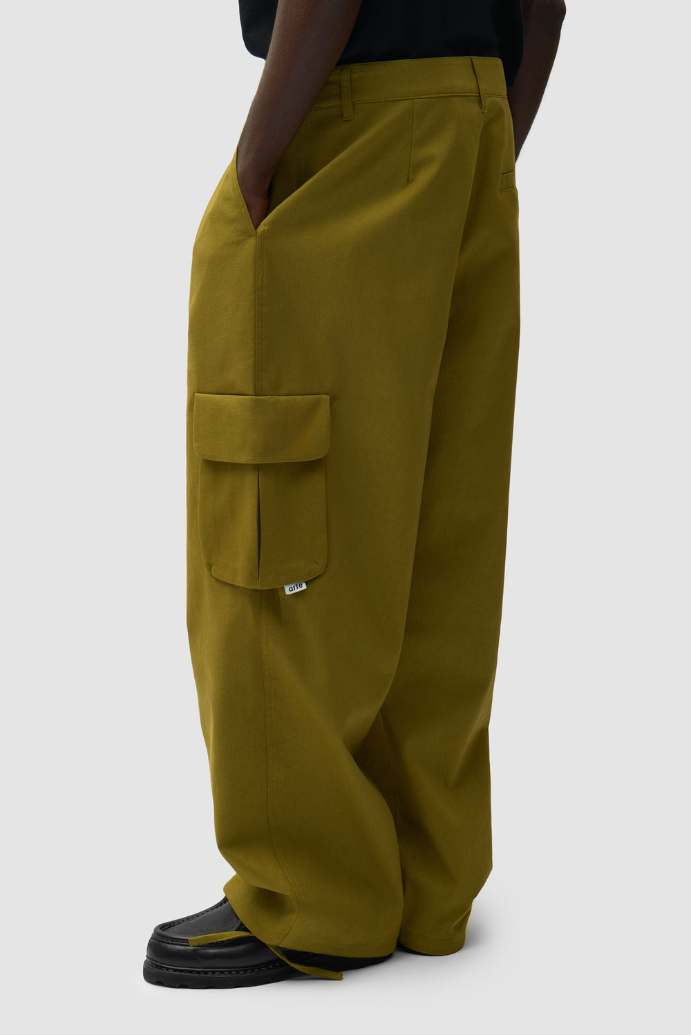 Pantalon cargo en lin vert porté par un mannequin, vue de profil à mi-corps