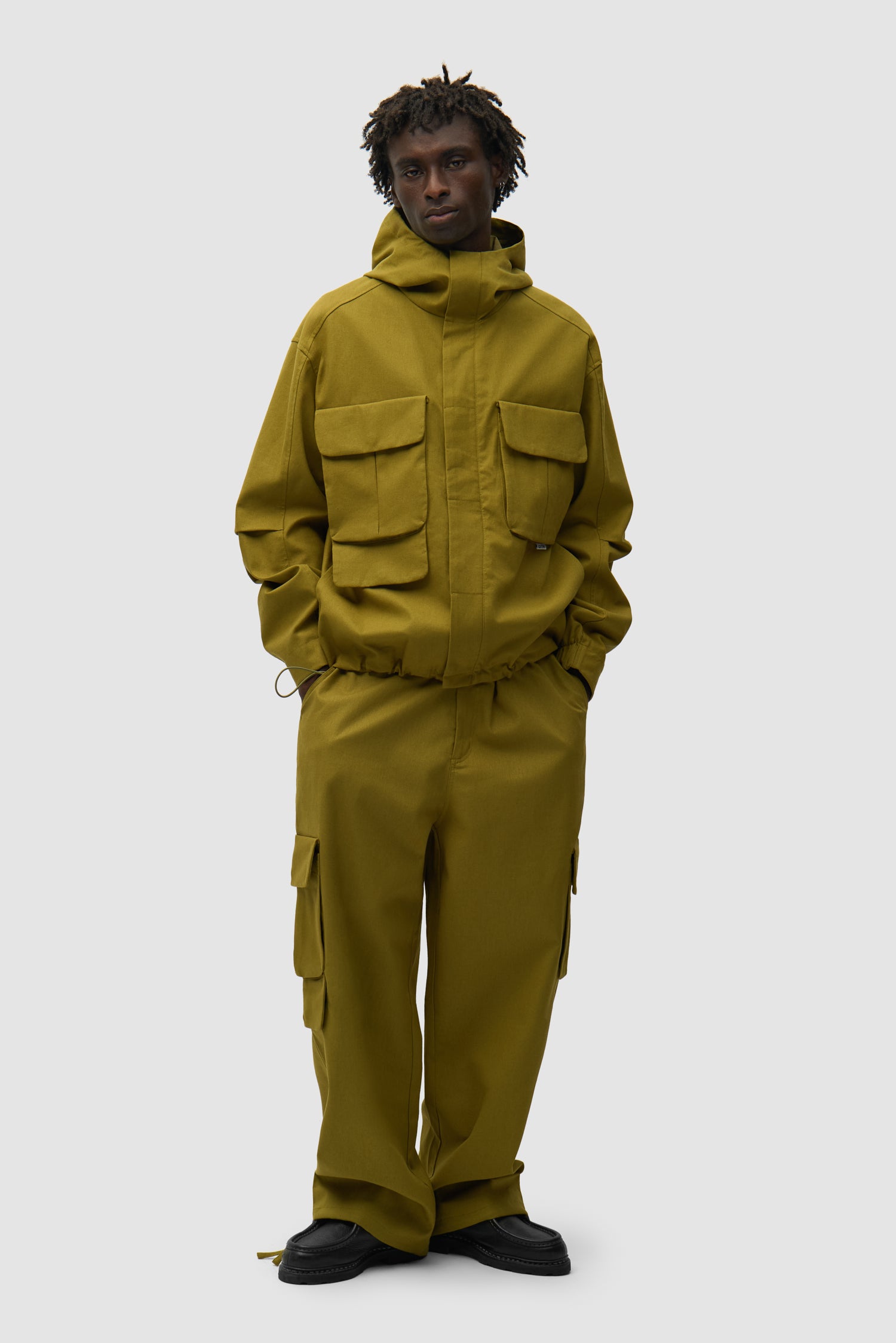 Pantalon cargo en lin vert porté par un mannequin, vue de face en pied