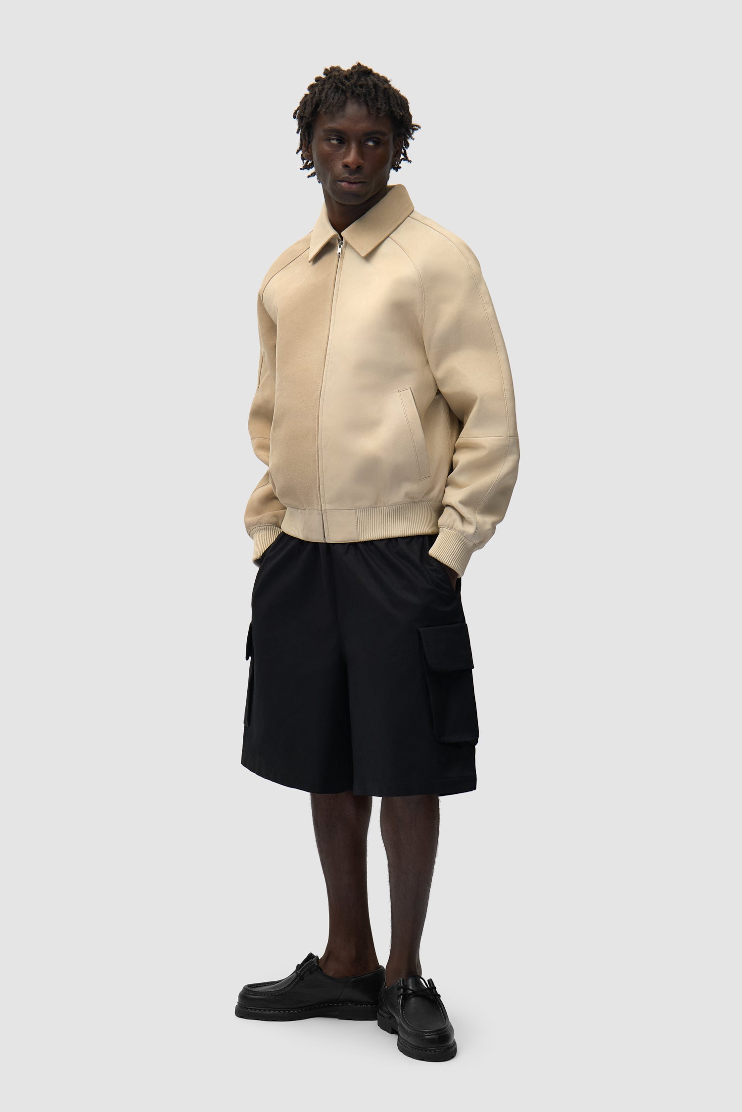 Short cargo en lin noir porté par un mannequin, vue de profil en pied