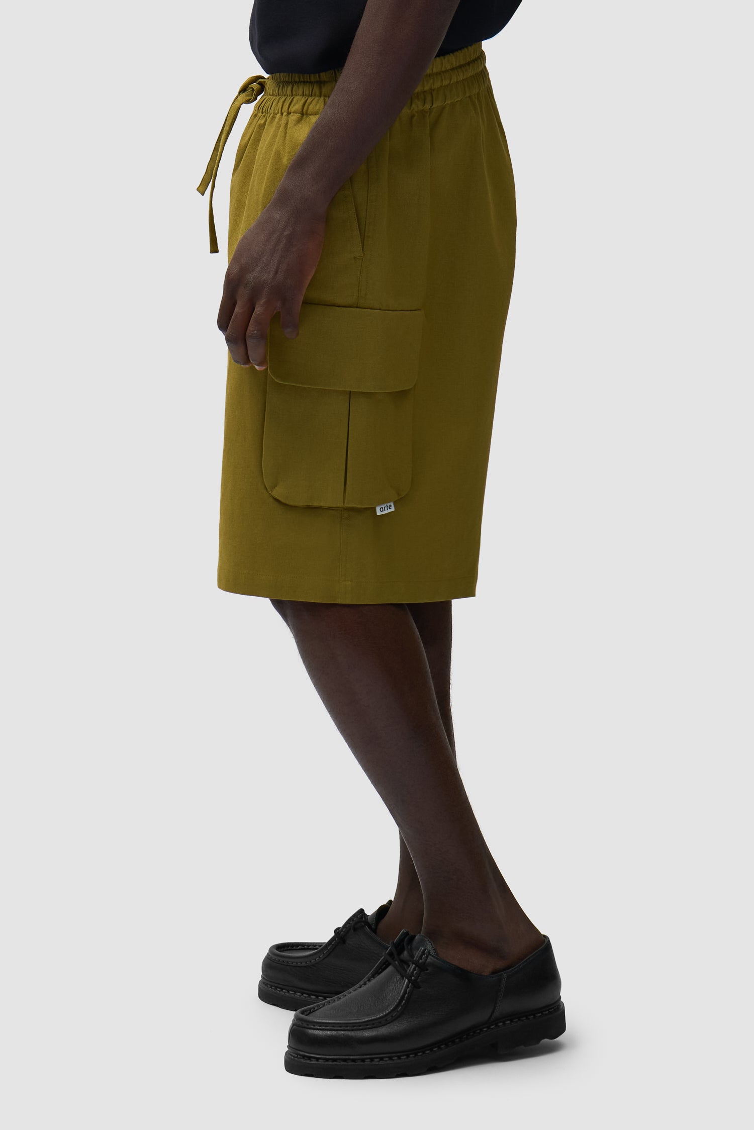 Short cargo en lin vert porté par un mannequin, vue arrière demi-corps