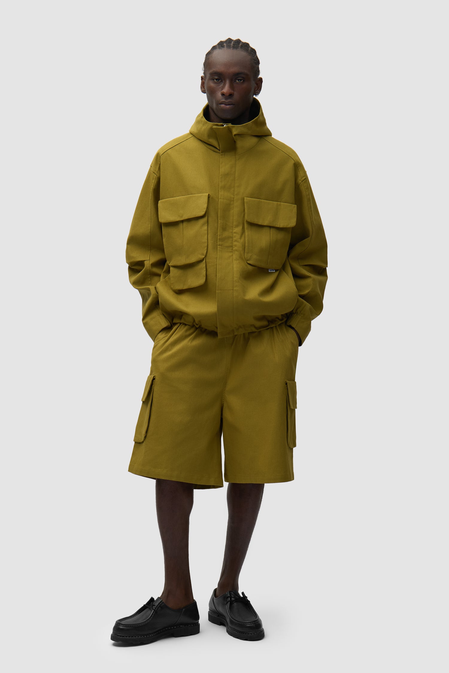 Short cargo en lin vert porté par un mannequin, vue arrière intégrale