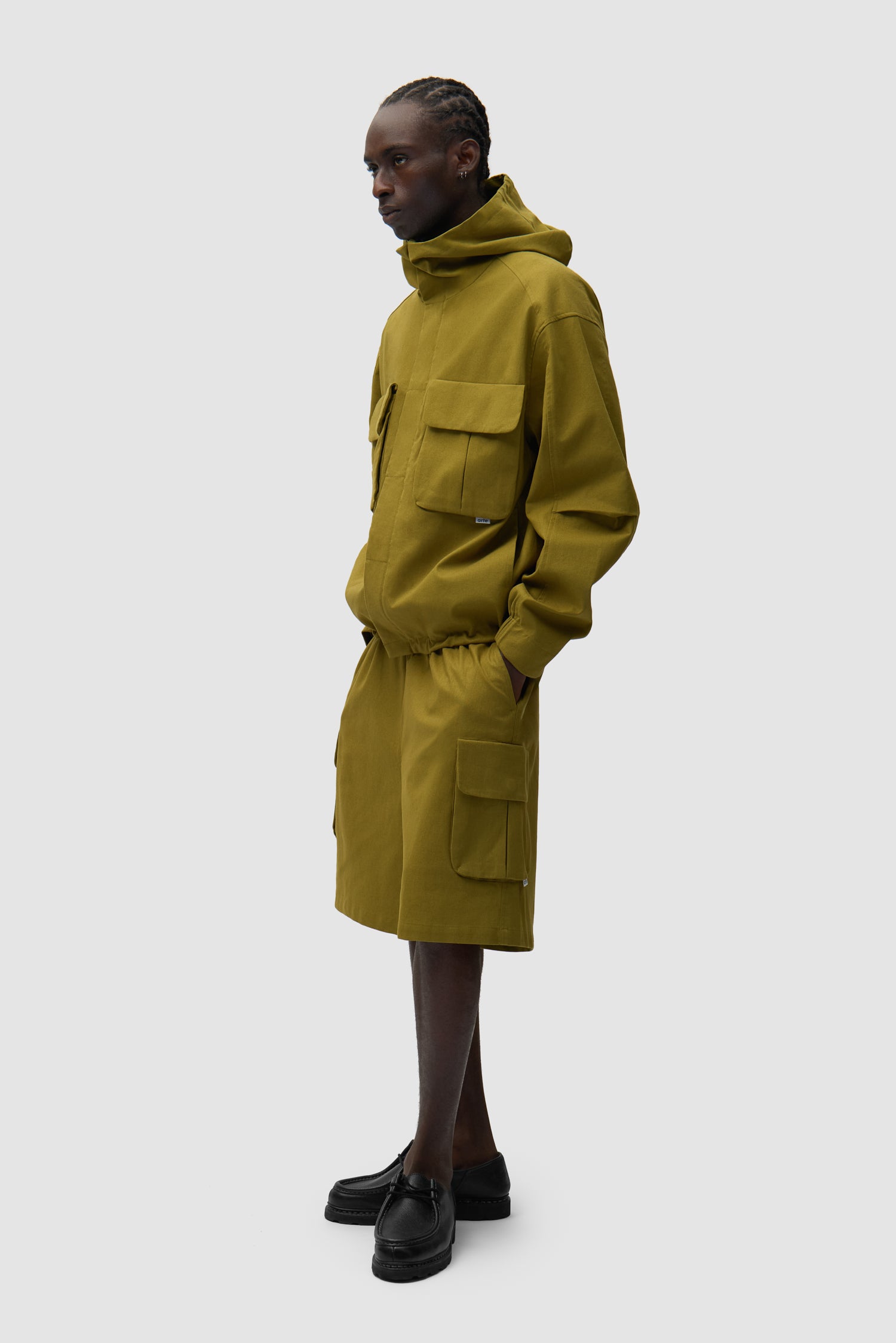 Short cargo en lin vert porté par un mannequin, vue de profil