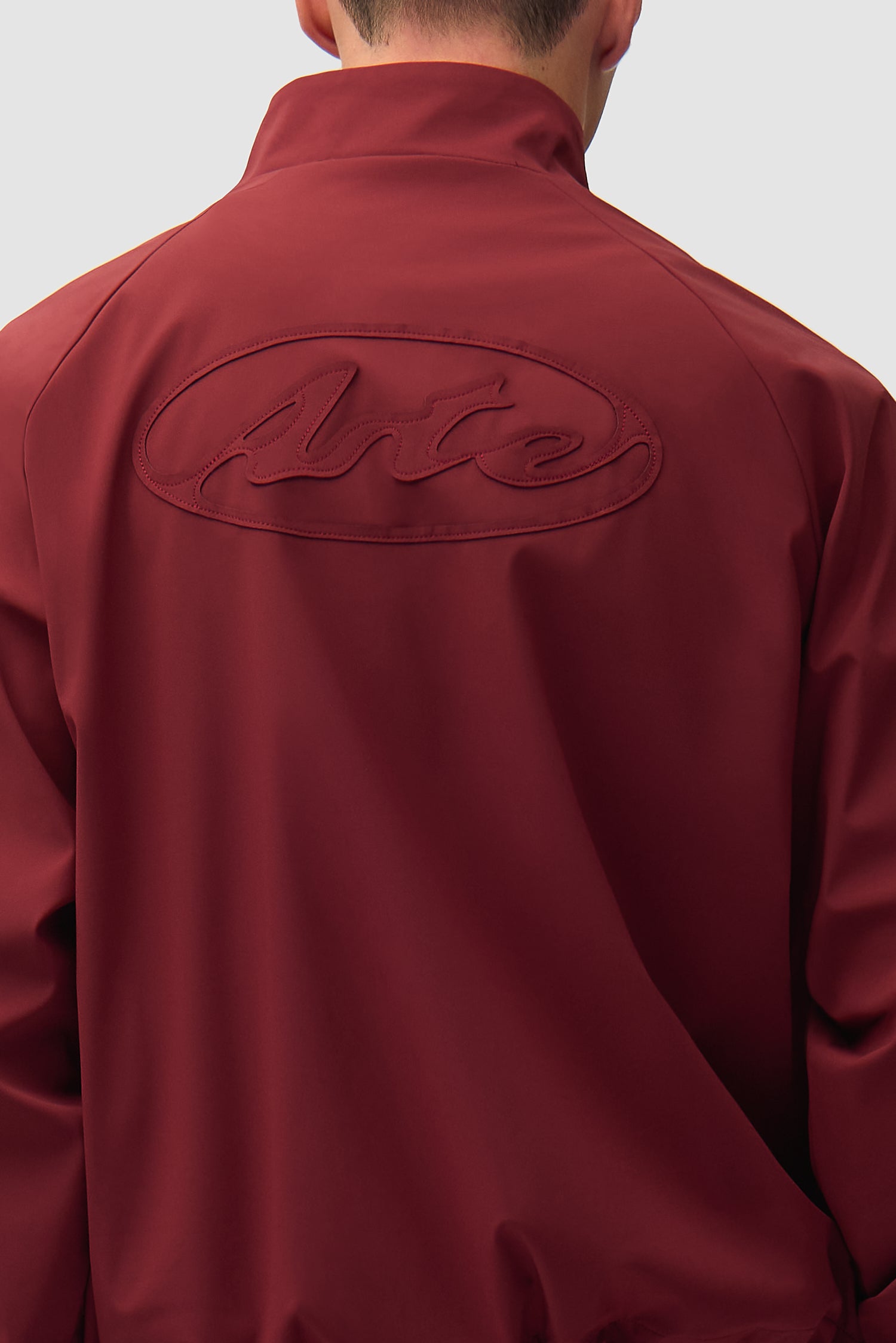 Vue détaillée de la veste de survêtement de marque Bordeaux, avec logo au dos