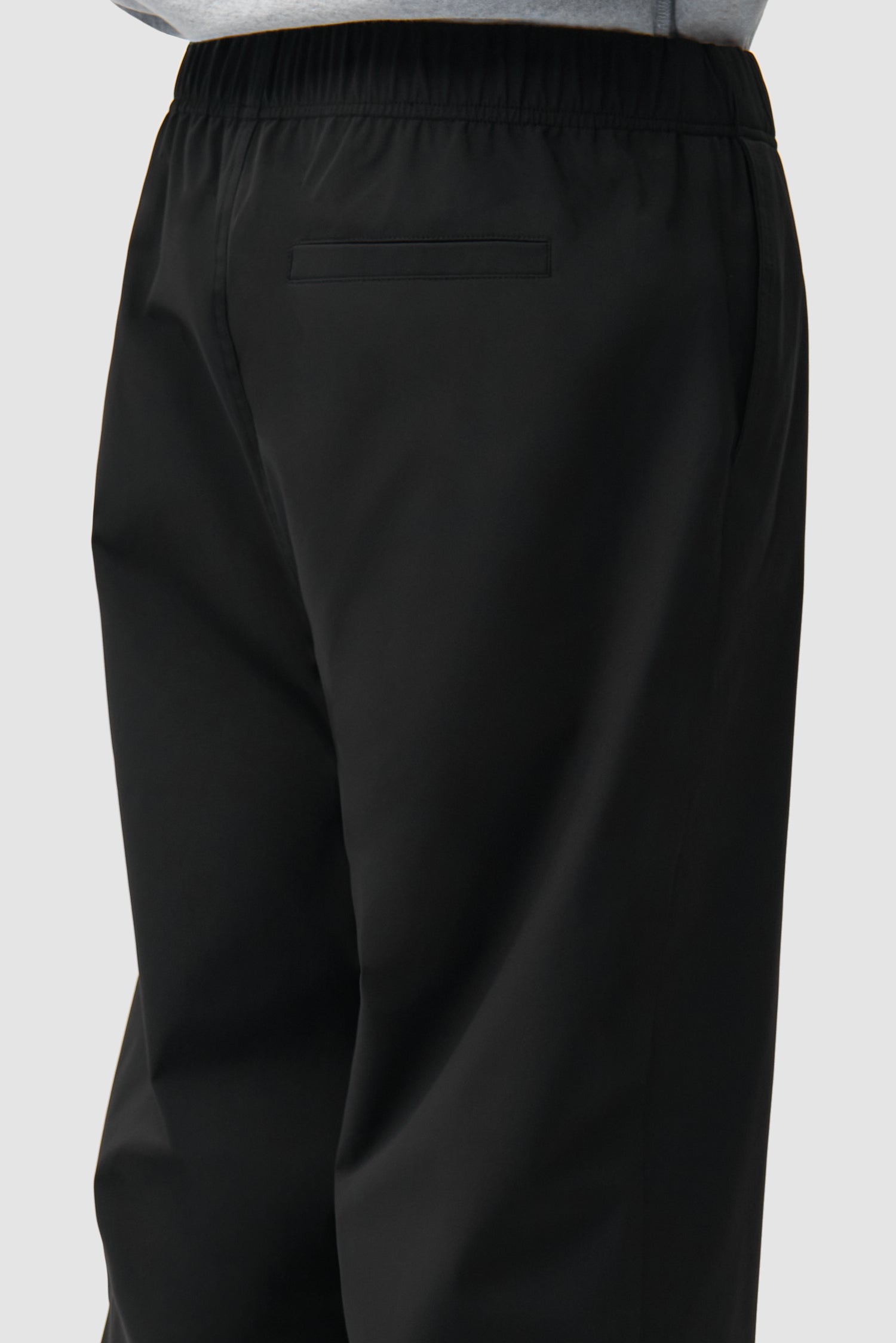 Vue détaillée du pantalon de survêtement de marque noir, vue arrière