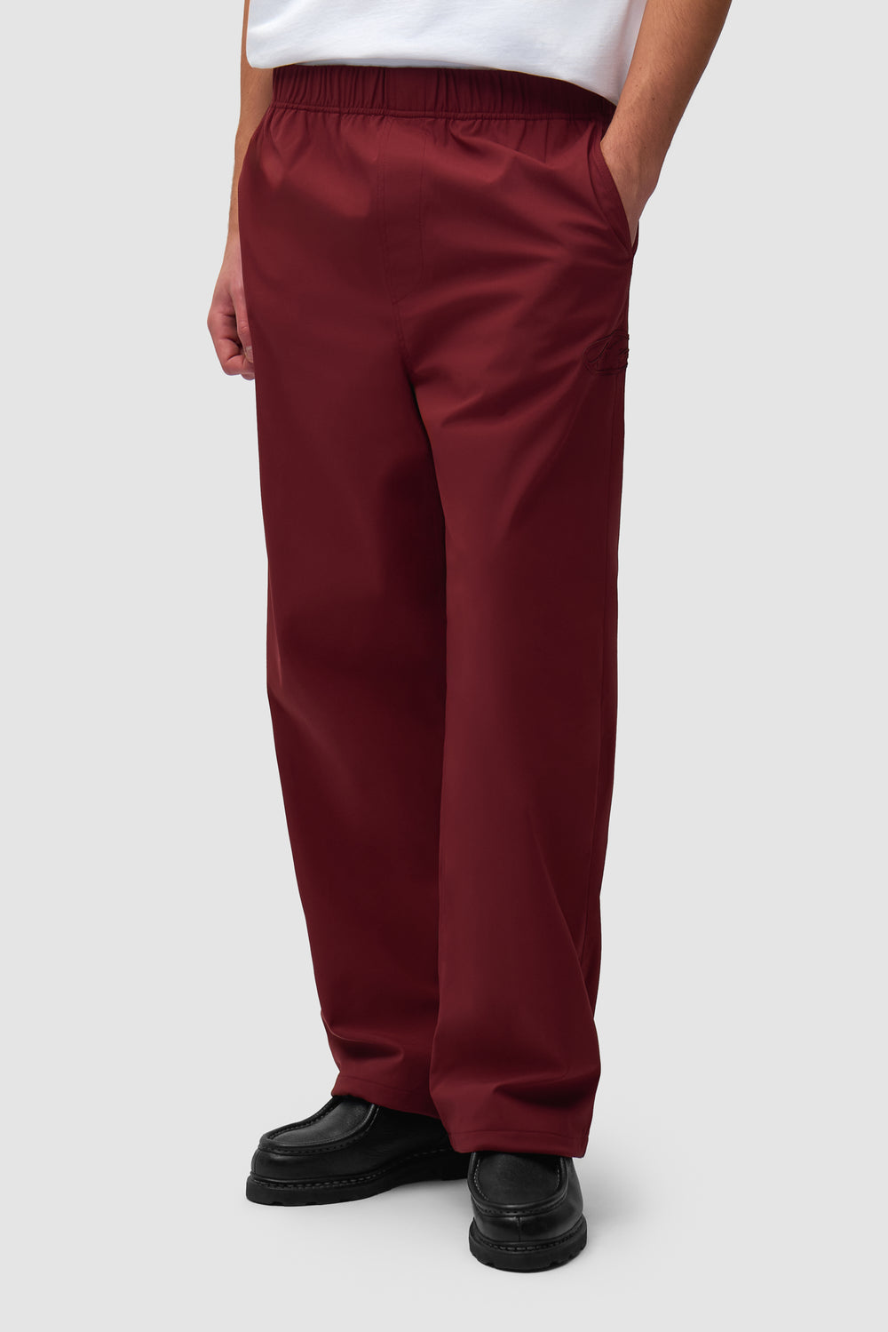 Pantalon de survêtement de marque Bordeaux porté par un mannequin, vue de face à mi-corps