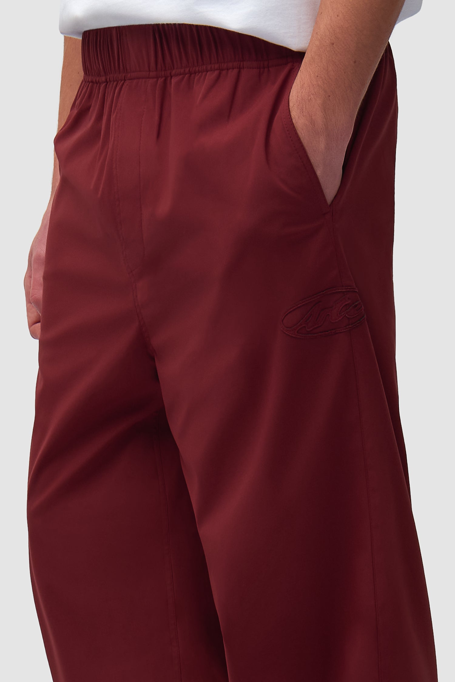 Vue détaillée du pantalon de survêtement de marque Bordeaux, avec logo sur le devant