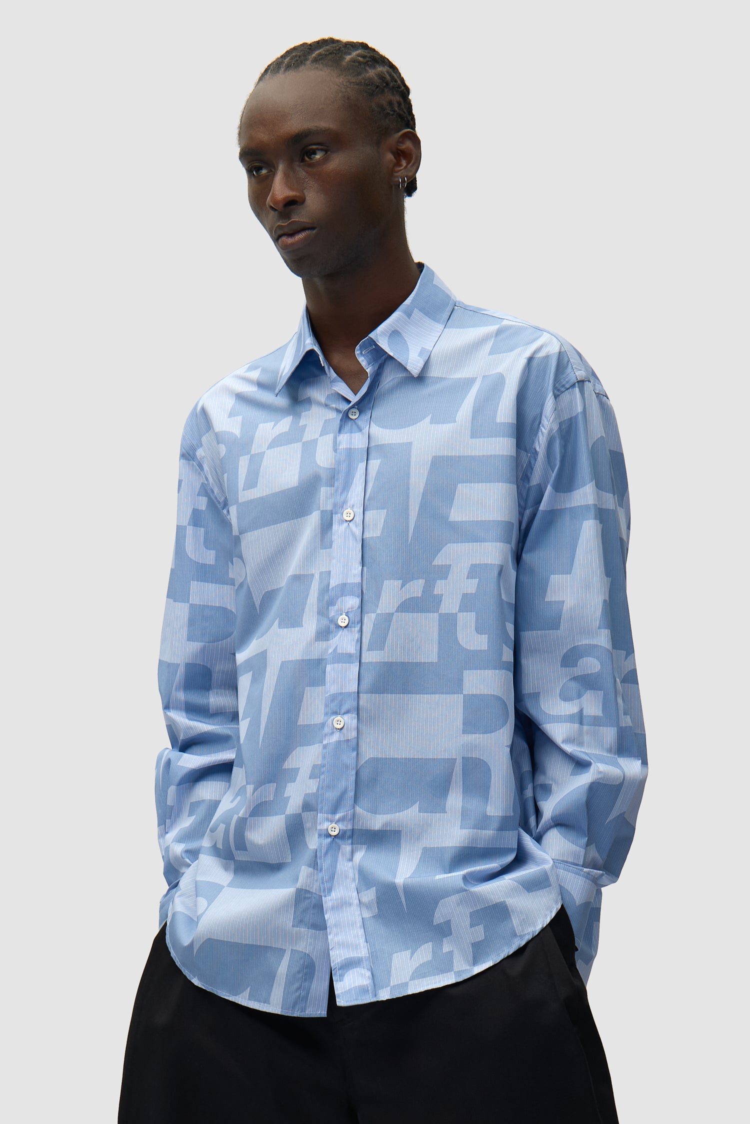 Chemise à imprimé intégral portée par un mannequin, vue de face en demi-corps