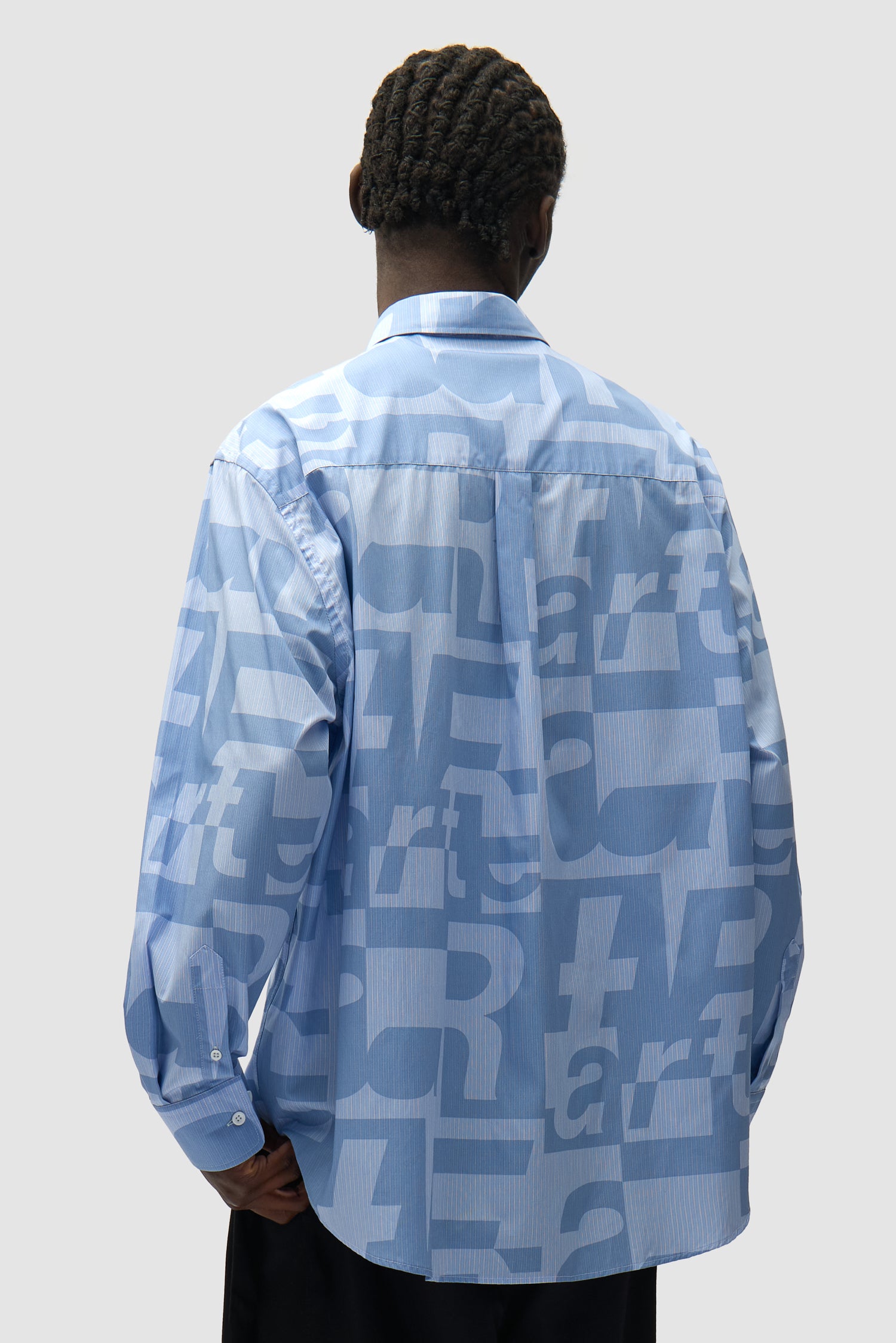 Chemise à imprimé intégral portée par un mannequin, vue de dos à mi-corps