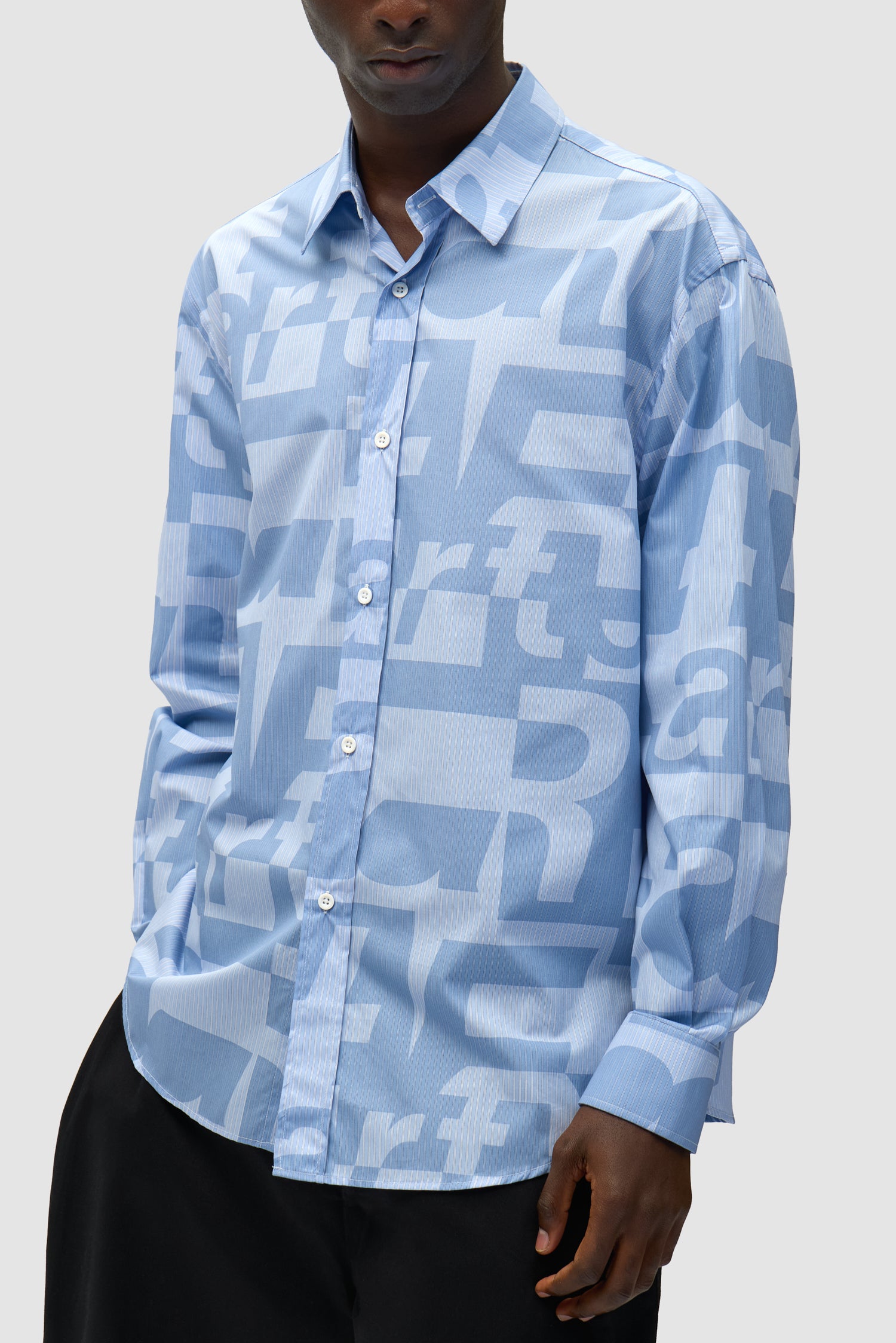 Chemise à imprimé intégral portée par un mannequin, vue de profil à mi-corps