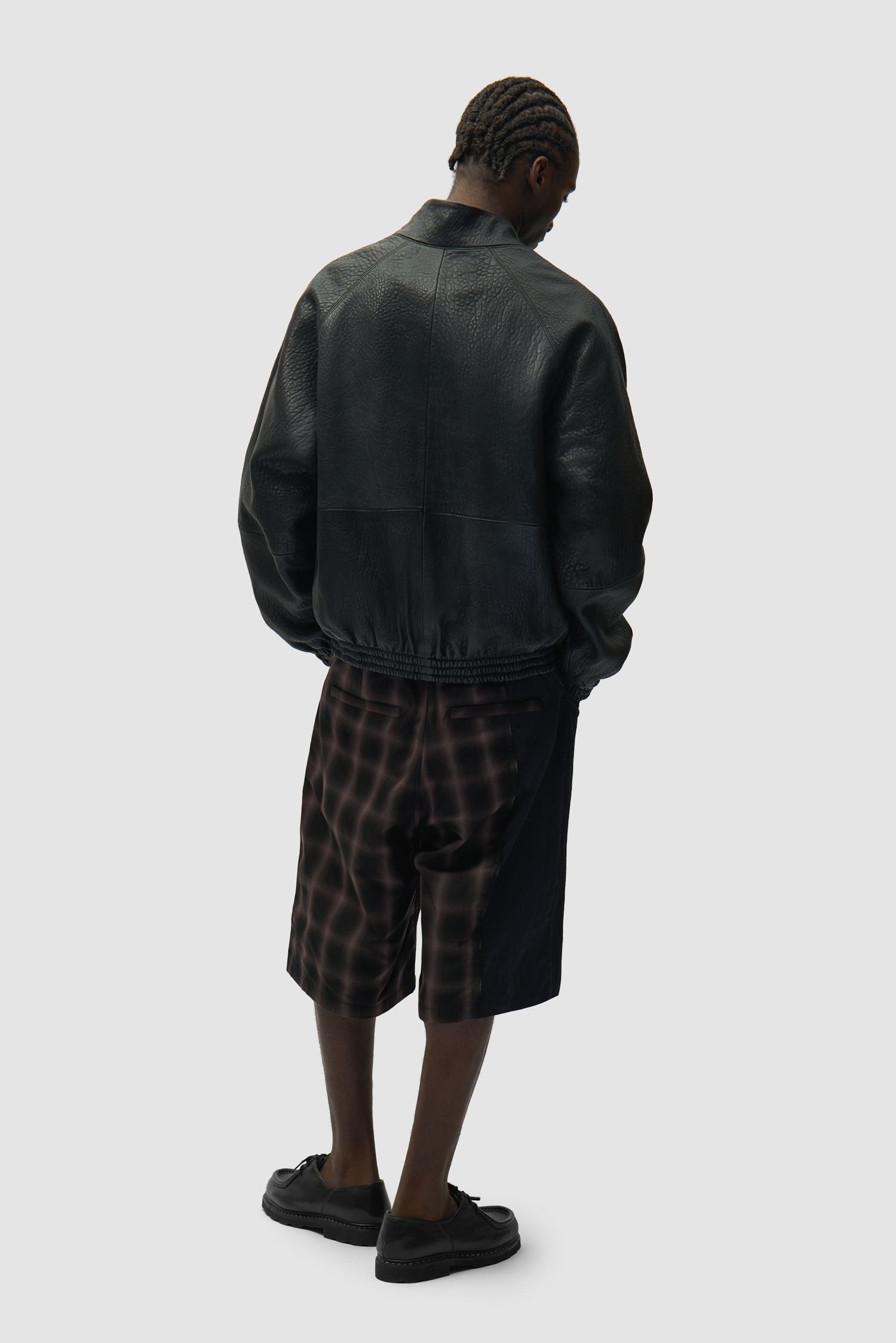 Veste en cuir à col haut, couleur noire, portée par un mannequin, vue arrière intégrale