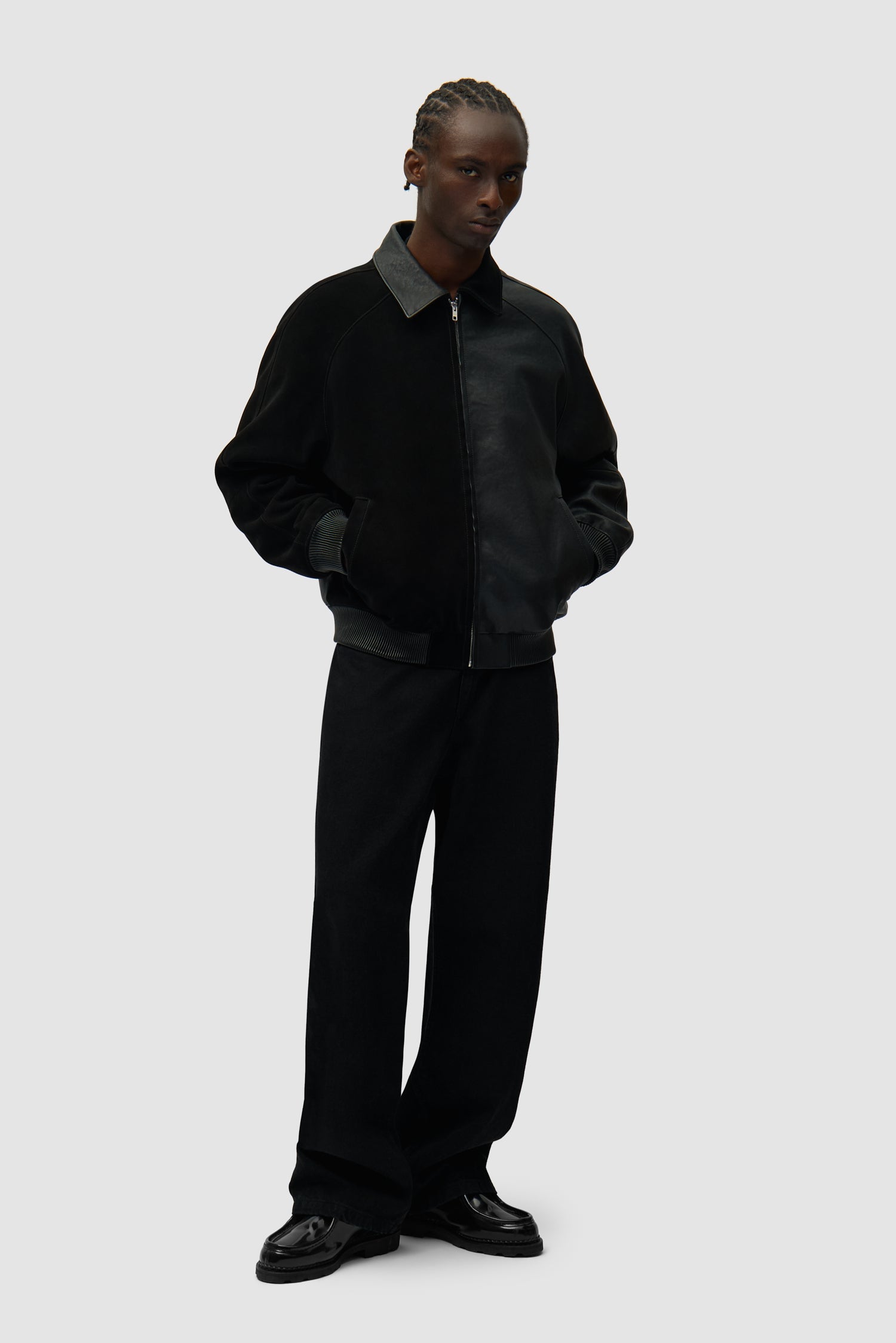 Veste en cuir noir portée par un mannequin, vue de face en pied